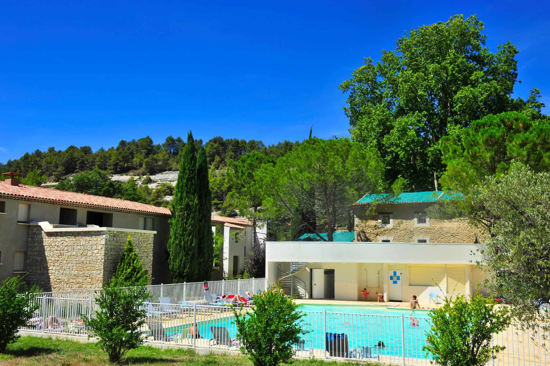 Outdoor heated swimming pool of the Goélia Le Domaine du Moulin Blanc holiday residence in Gordes Outdoor heated swimming pool of the Goélia Le Domaine du Moulin Blanc holiday residence in Gordes
