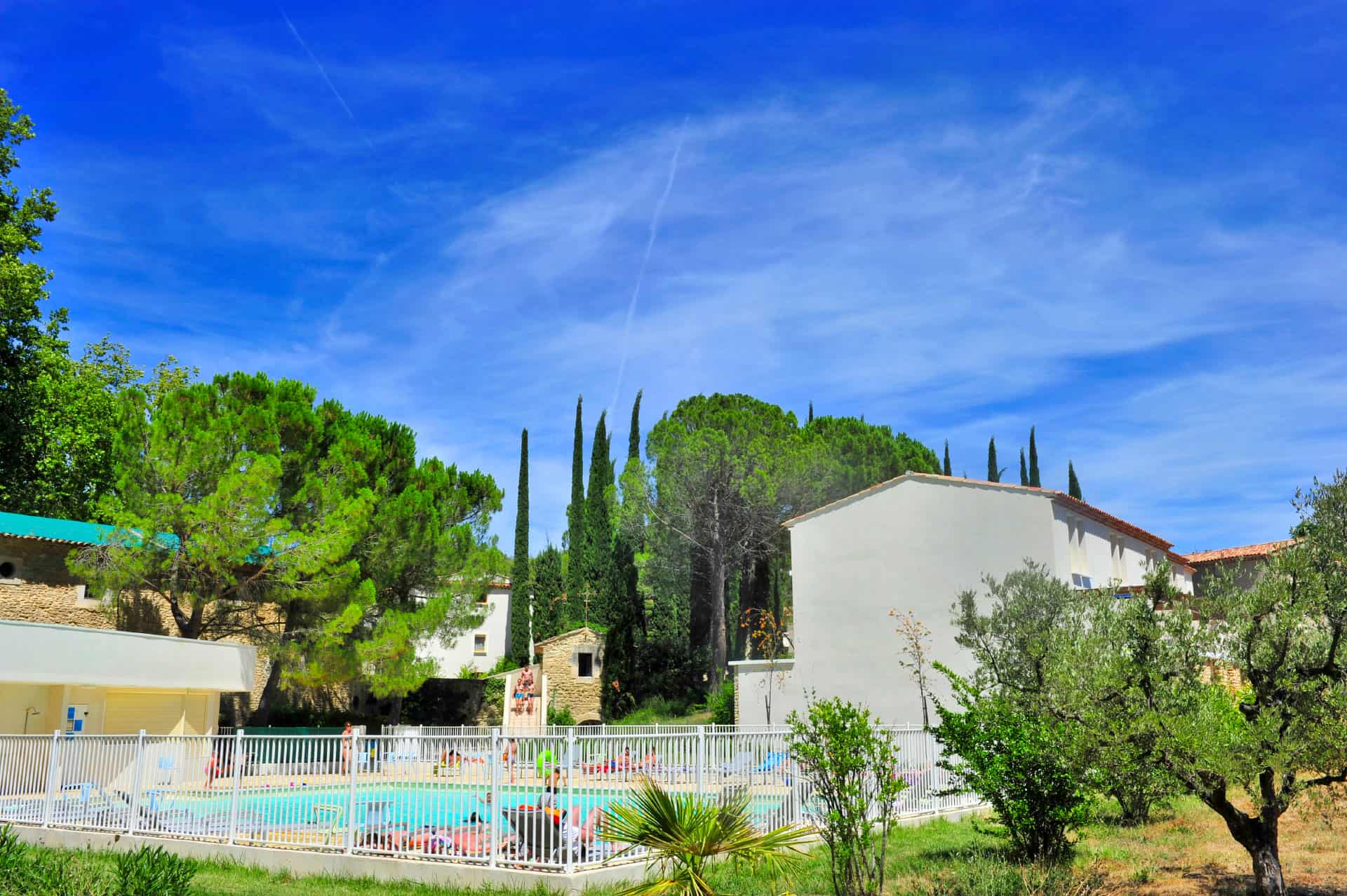 Outdoor heated swimming pool of the Goélia Le Domaine du Moulin Blanc holiday residence in Gordes Outdoor heated swimming pool of the Goélia Le Domaine du Moulin Blanc holiday residence in Gordes