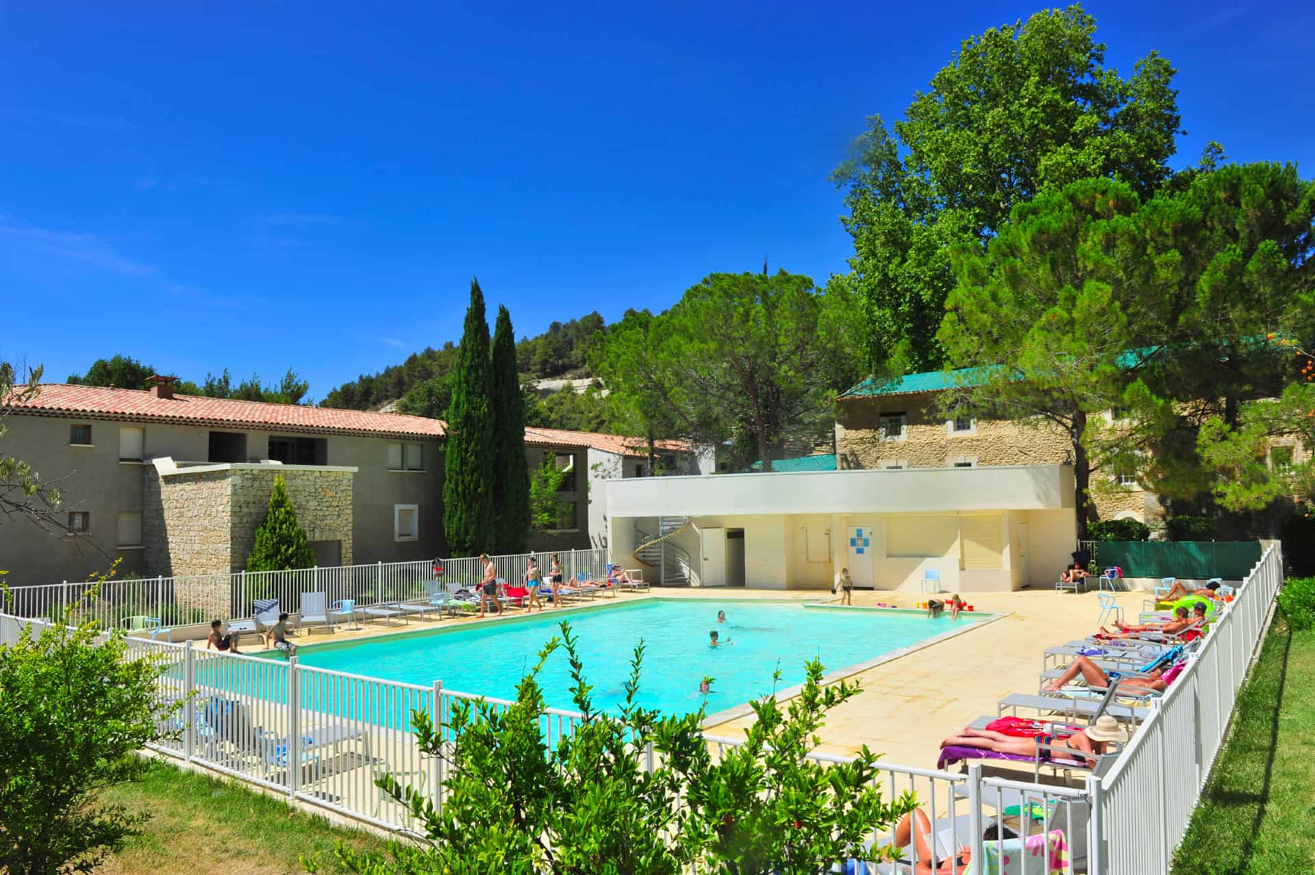 Outdoor heated swimming pool of the Goélia Le Domaine du Moulin Blanc holiday residence in Gordes Outdoor heated swimming pool of the Goélia Le Domaine du Moulin Blanc holiday residence in Gordes