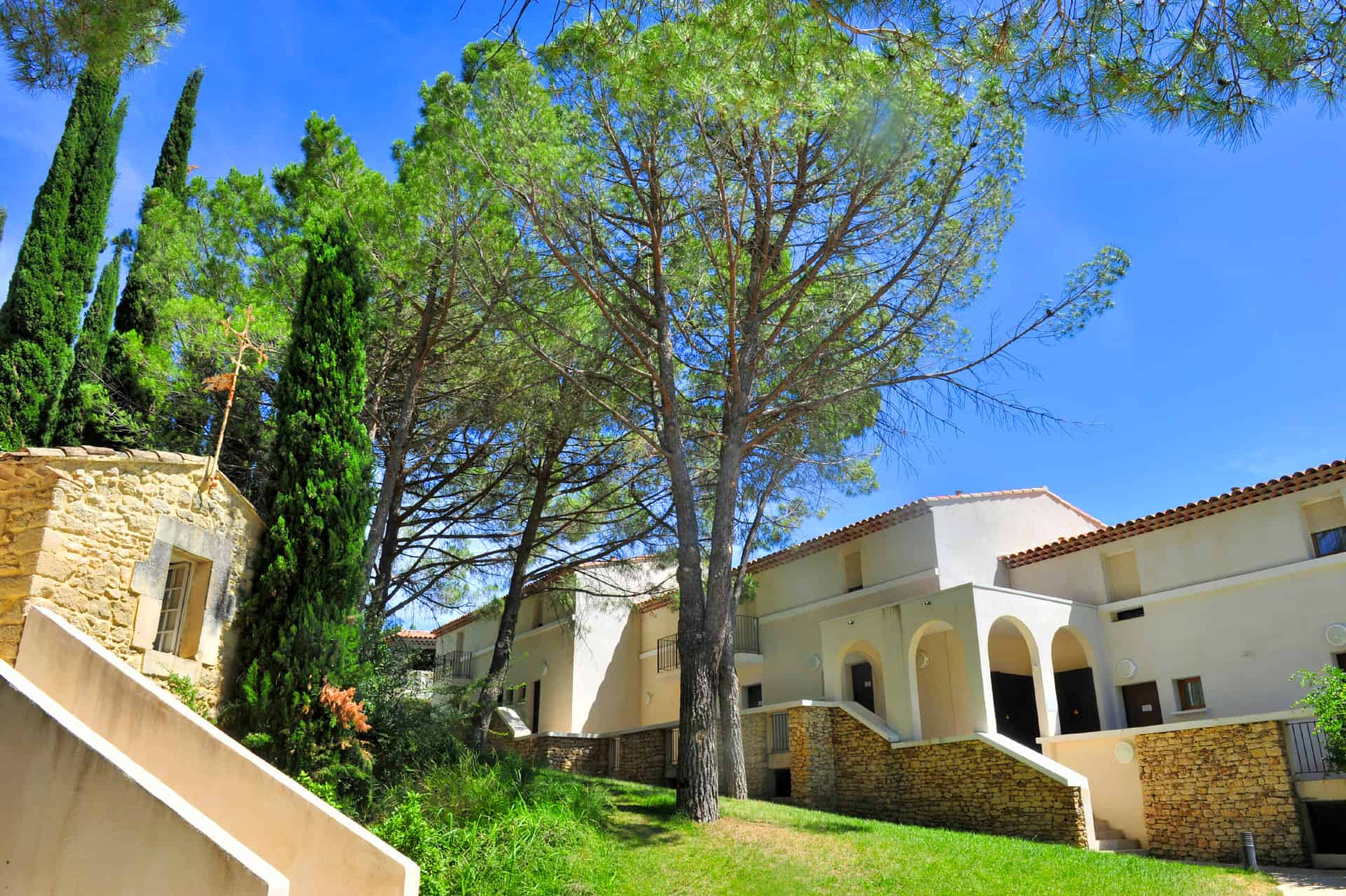 Exterior of the holiday residence Goélia Le Domaine du Moulin Blanc in Gordes Exterior of the holiday residence Goélia Le Domaine du Moulin Blanc in Gordes