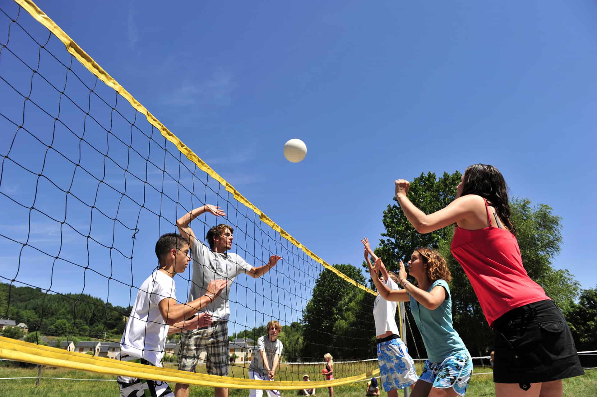 Sports (volley) au sein de la résidence de vacances Le Village Goélia à St Geniez d'Olt dans l'Aveyron Sports (volley) au sein de la résidence de vacances Le Village Goélia à St Geniez d'Olt dans l'Aveyron