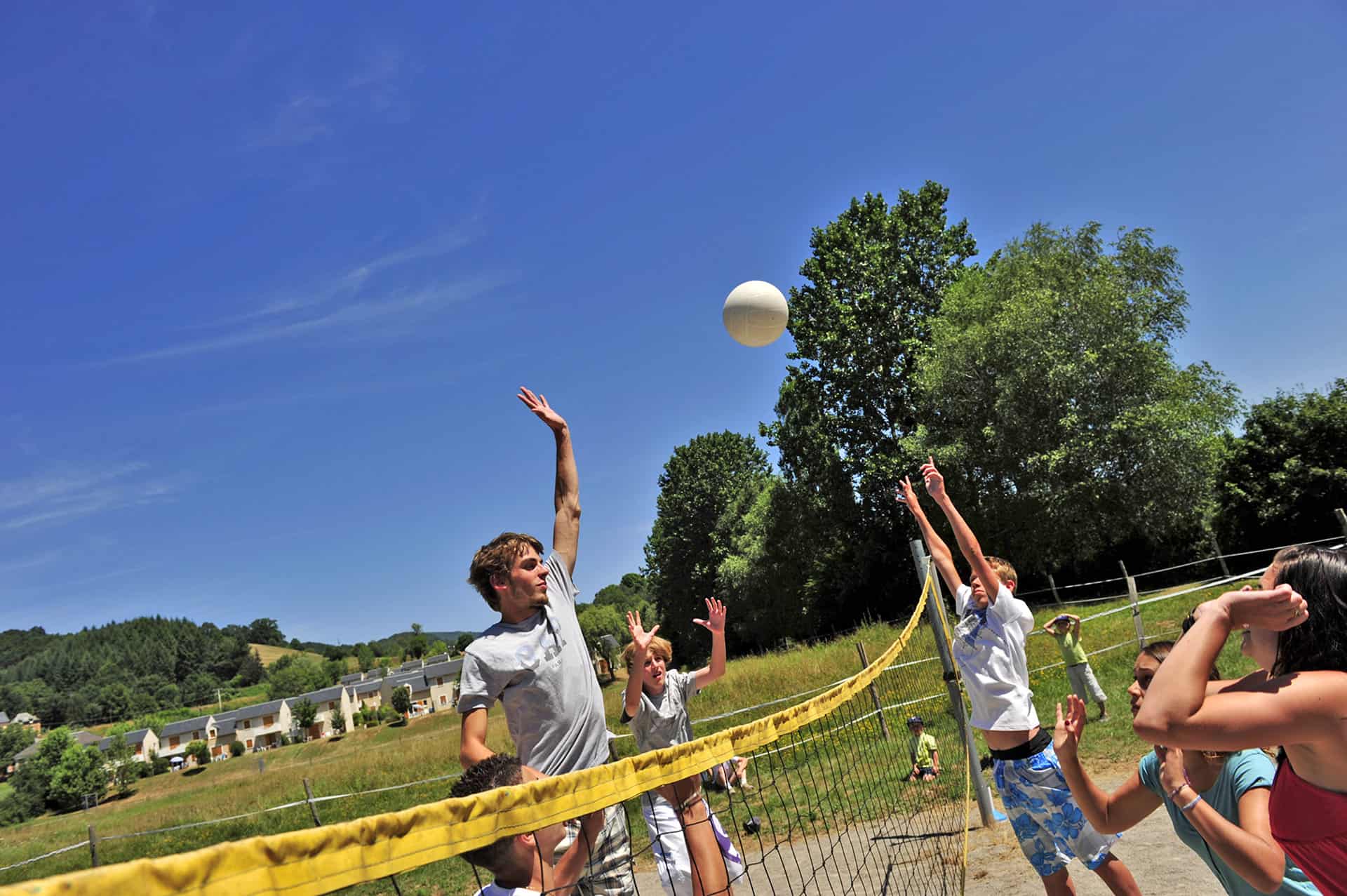 Sports (volley) au sein de la résidence de vacances Le Village Goélia à St Geniez d'Olt dans l'Aveyron Sports (volley) au sein de la résidence de vacances Le Village Goélia à St Geniez d'Olt dans l'Aveyron