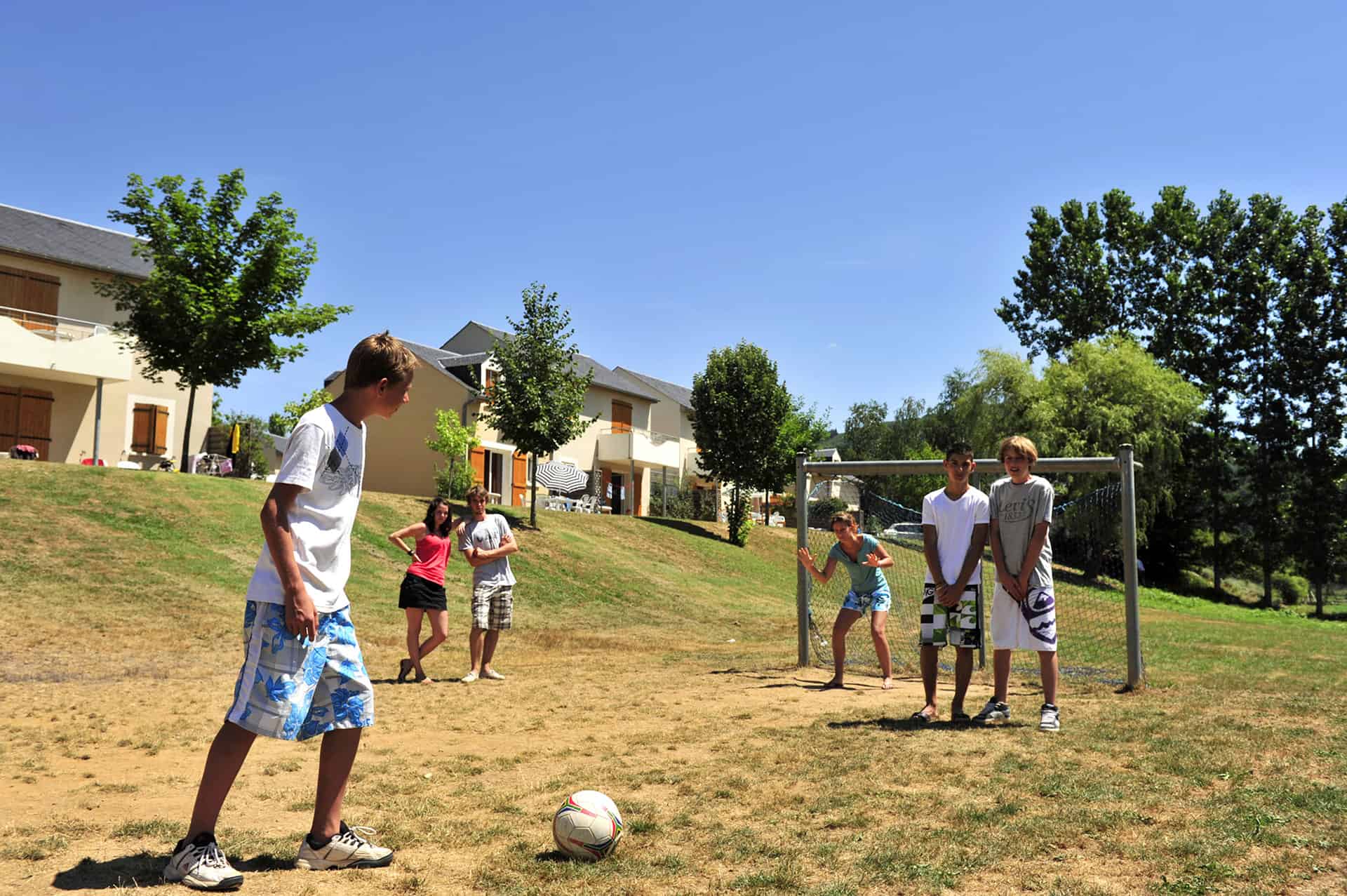 Sports (foot) au sein de la résidence de vacances Le Village Goélia à St Geniez d'Olt dans l'Aveyron Sports (foot) au sein de la résidence de vacances Le Village Goélia à St Geniez d'Olt dans l'Aveyron