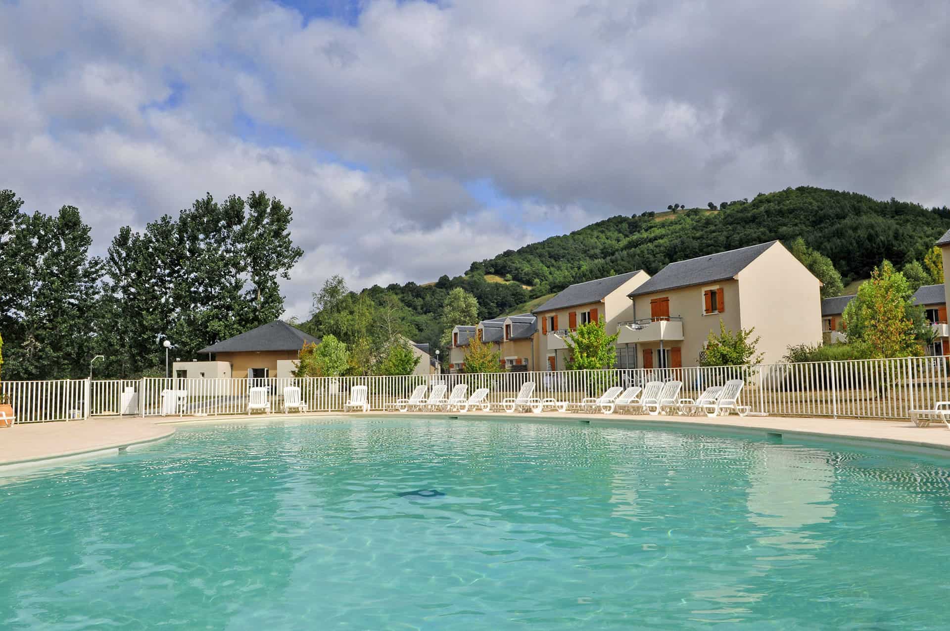 La piscine chauffée de la résidence de vacances Le Village Goélia à St Geniez d'Olt dans l'Aveyron La piscine chauffée de la résidence de vacances Le Village Goélia à St Geniez d'Olt dans l'Aveyron