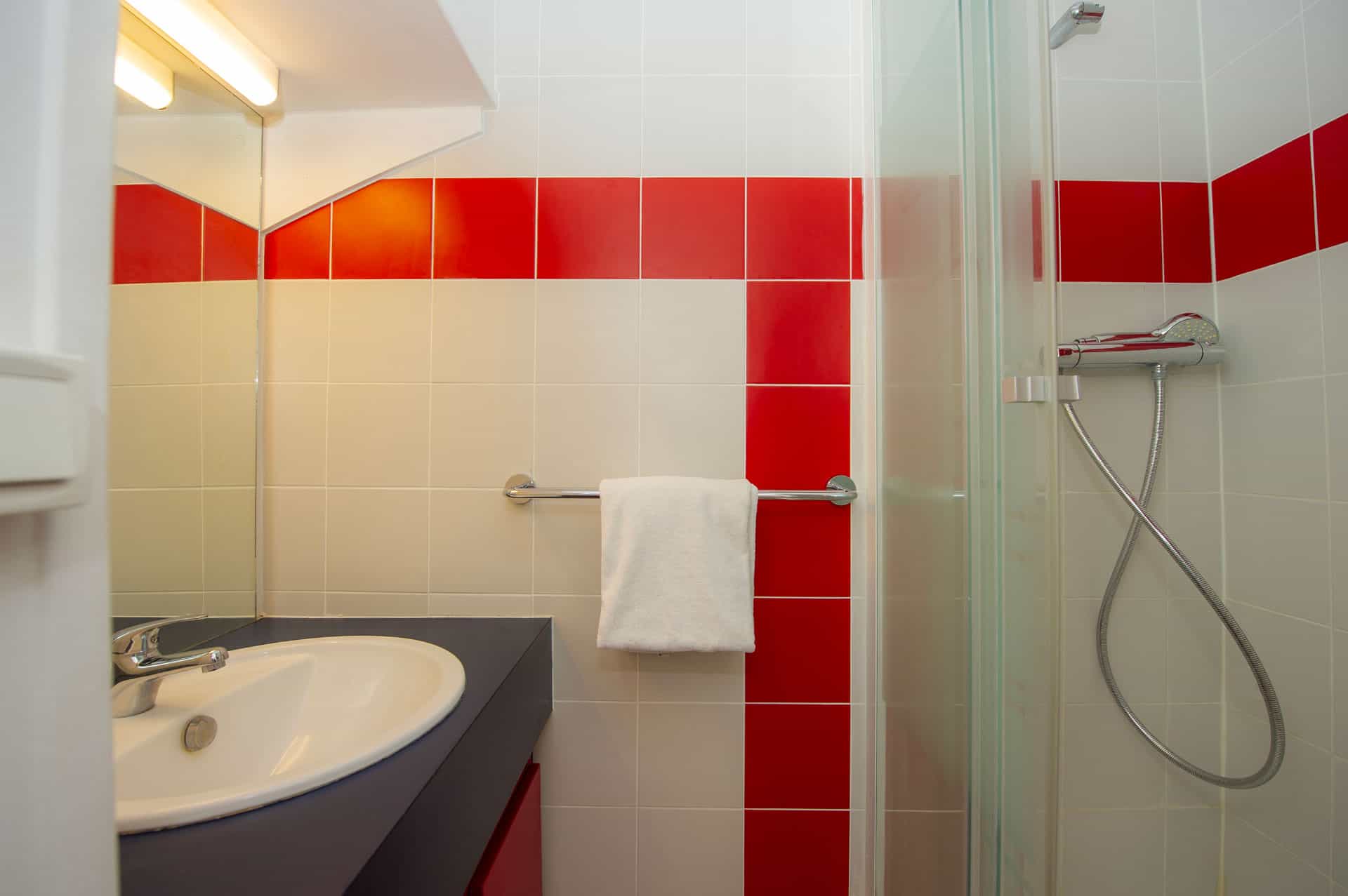 Exemple de salle de bain de la résidence de vacances Le Sun Village à Portiragnes, en Occitanie Exemple de salle de bain de la résidence de vacances Le Sun Village à Portiragnes, en Occitanie