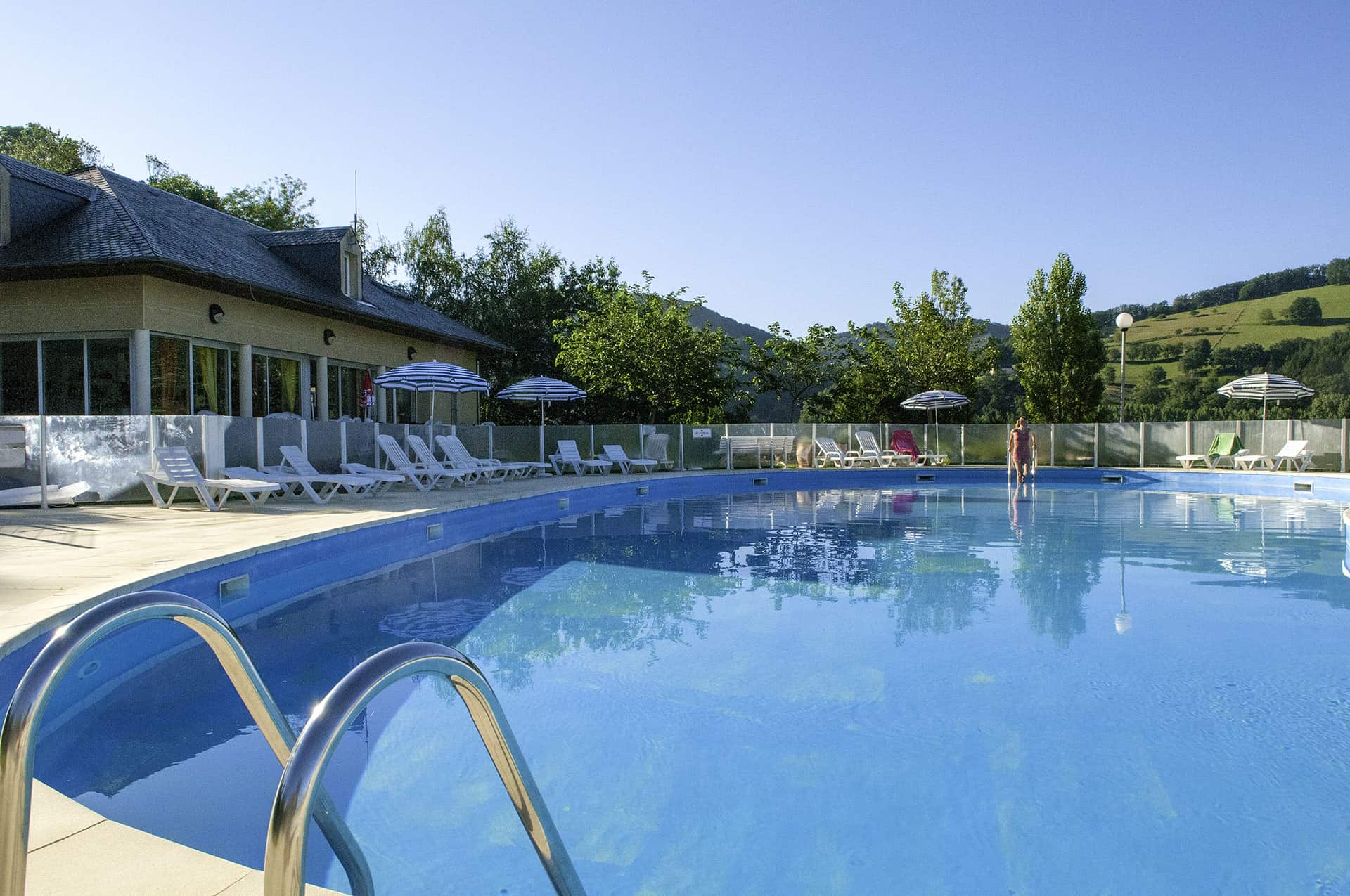 La piscine chauffée de la résidence de vacances Le Village Goélia à St Geniez d'Olt dans l'Aveyron La piscine chauffée de la résidence de vacances Le Village Goélia à St Geniez d'Olt dans l'Aveyron