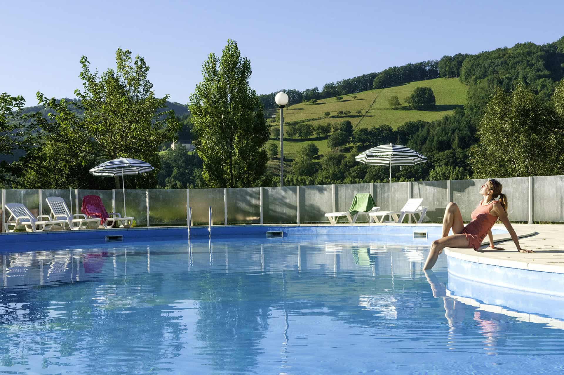 La piscine chauffée de la résidence de vacances Le Village Goélia à St Geniez d'Olt dans l'Aveyron La piscine chauffée de la résidence de vacances Le Village Goélia à St Geniez d'Olt dans l'Aveyron