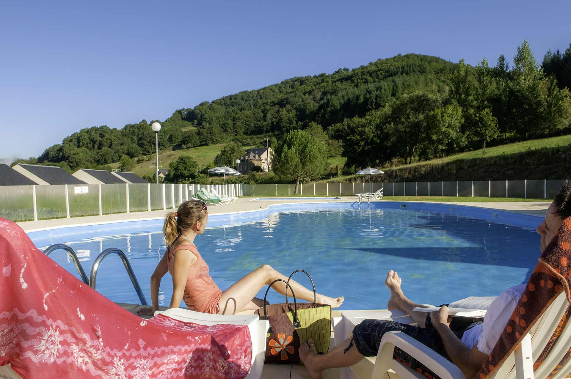 La piscine chauffée de la résidence de vacances Le Village Goélia à St Geniez d'Olt dans l'Aveyron La piscine chauffée de la résidence de vacances Le Village Goélia à St Geniez d'Olt dans l'Aveyron