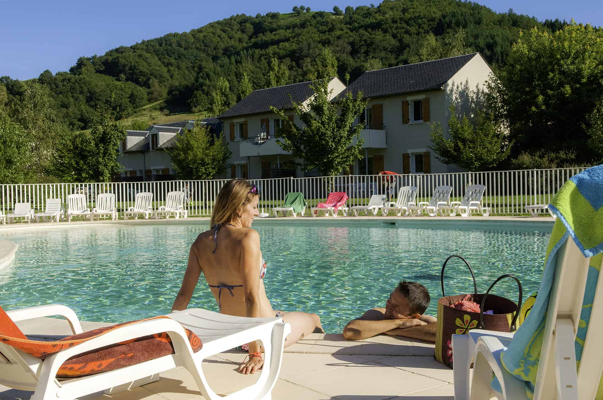 La piscine chauffée de la résidence de vacances Le Village Goélia à St Geniez d'Olt dans l'Aveyron La piscine chauffée de la résidence de vacances Le Village Goélia à St Geniez d'Olt dans l'Aveyron