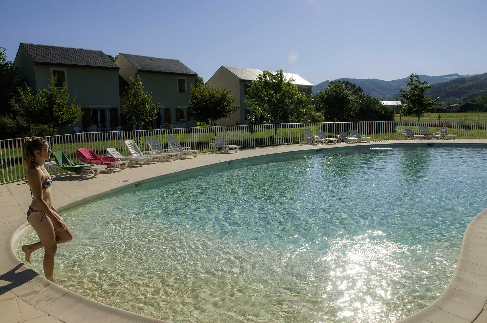 La piscine chauffée de la résidence de vacances Le Village Goélia à St Geniez d'Olt dans l'Aveyron La piscine chauffée de la résidence de vacances Le Village Goélia à St Geniez d'Olt dans l'Aveyron