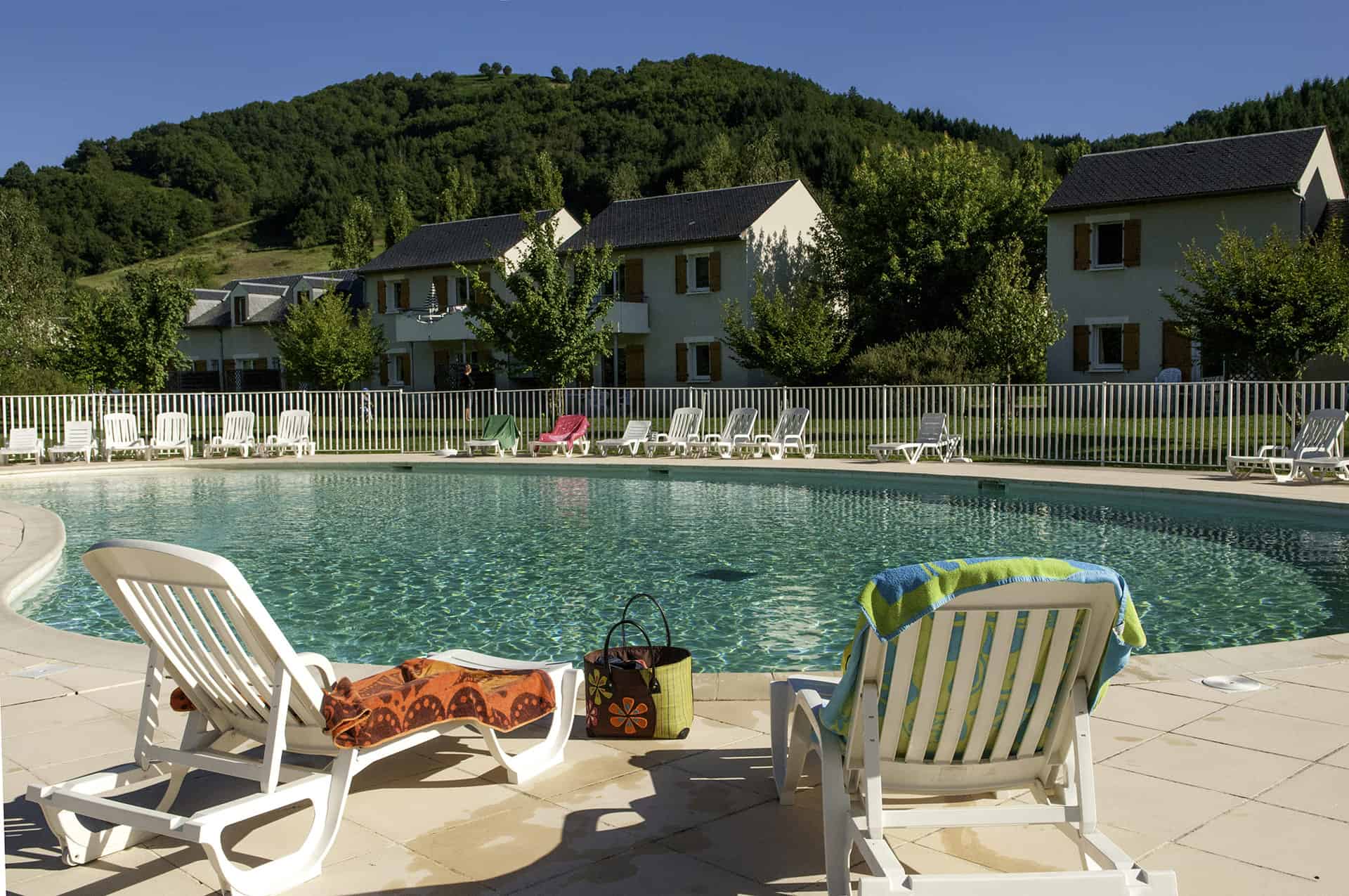 La piscine chauffée de la résidence de vacances Le Village Goélia à St Geniez d'Olt dans l'Aveyron La piscine chauffée de la résidence de vacances Le Village Goélia à St Geniez d'Olt dans l'Aveyron