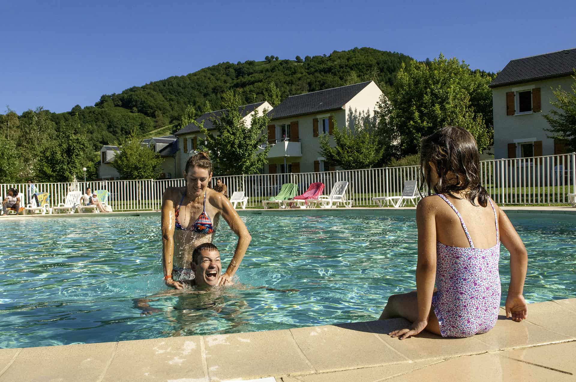 La piscine chauffée de la résidence de vacances Le Village Goélia à St Geniez d'Olt dans l'Aveyron La piscine chauffée de la résidence de vacances Le Village Goélia à St Geniez d'Olt dans l'Aveyron