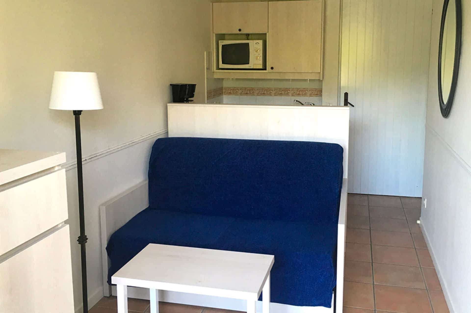 Interior example of a 2-room cabin for 5 people of the holiday residence Goélia Le Domaine de la Pinède au Lavandou Interior example of a 2-room cabin for 5 people of the holiday residence Goélia Le Domaine de la Pinède au Lavandou