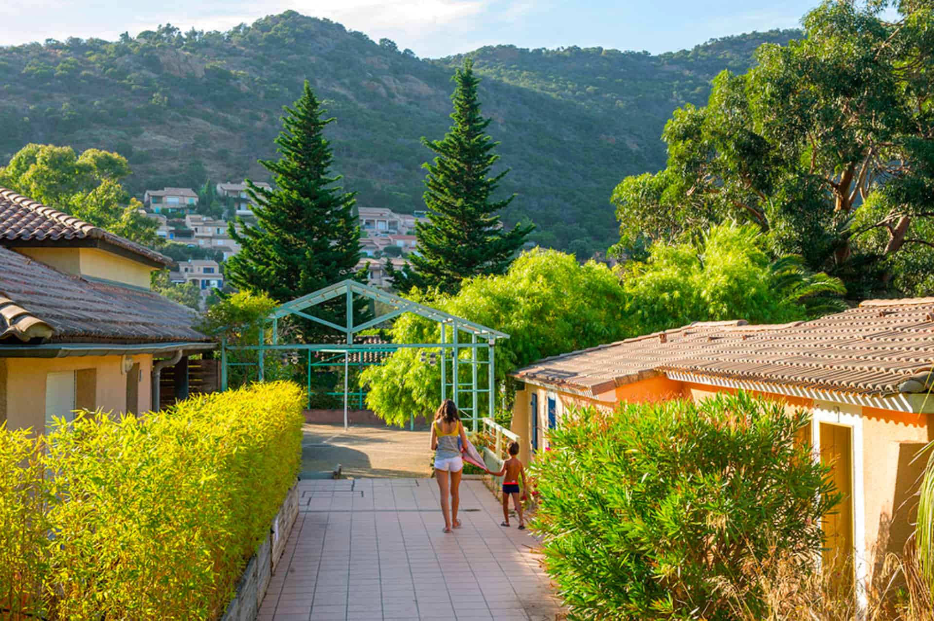 Alley of the holiday residence Goélia Le Domaine de la Pinède au Lavandou Alley of the holiday residence Goélia Le Domaine de la Pinède au Lavandou