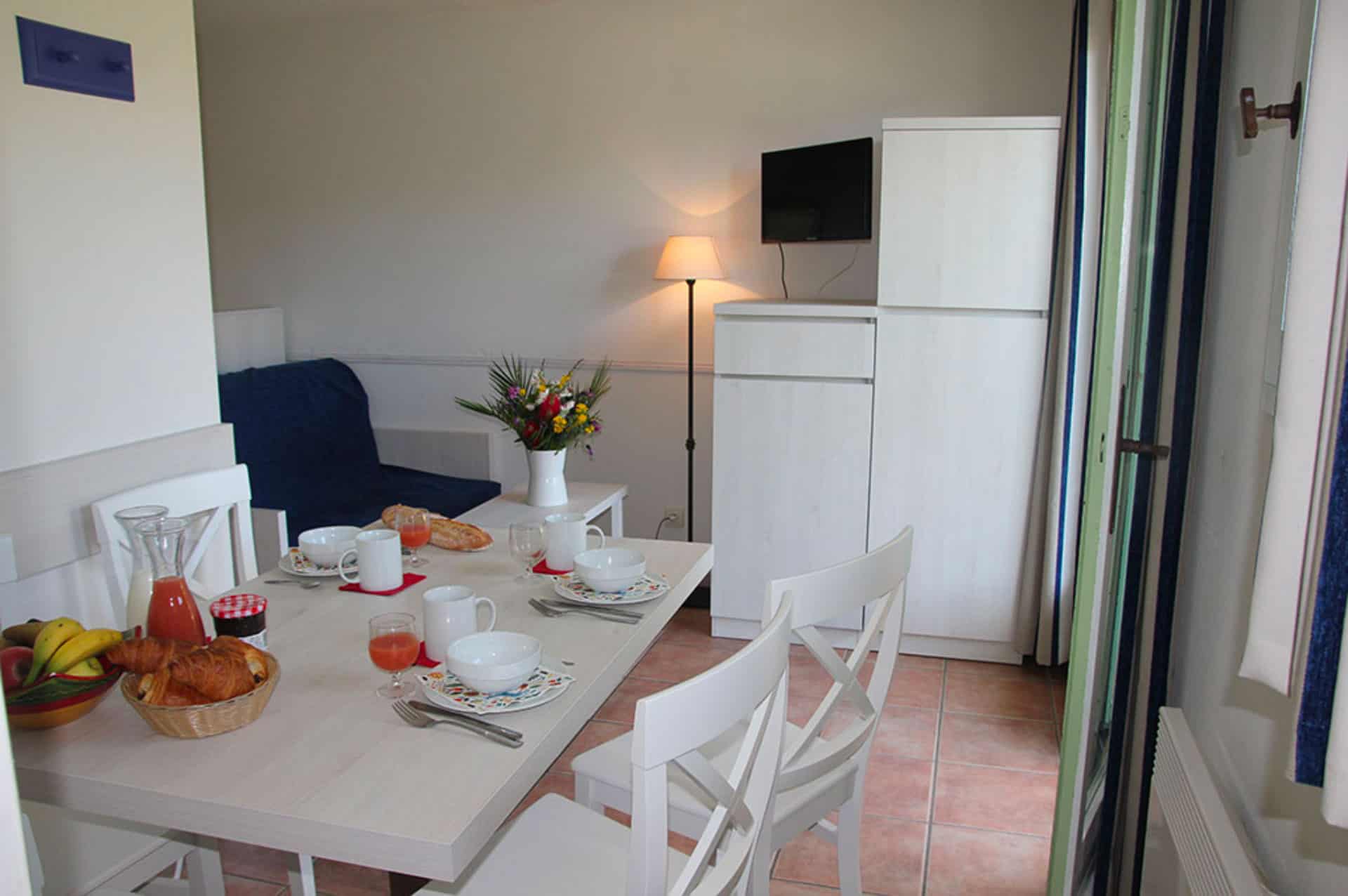 Example of living room of an apartment of the holiday residence Goélia Le Domaine de la Pinède au Lavandou Example of living room of an apartment of the holiday residence Goélia Le Domaine de la Pinède au Lavandou