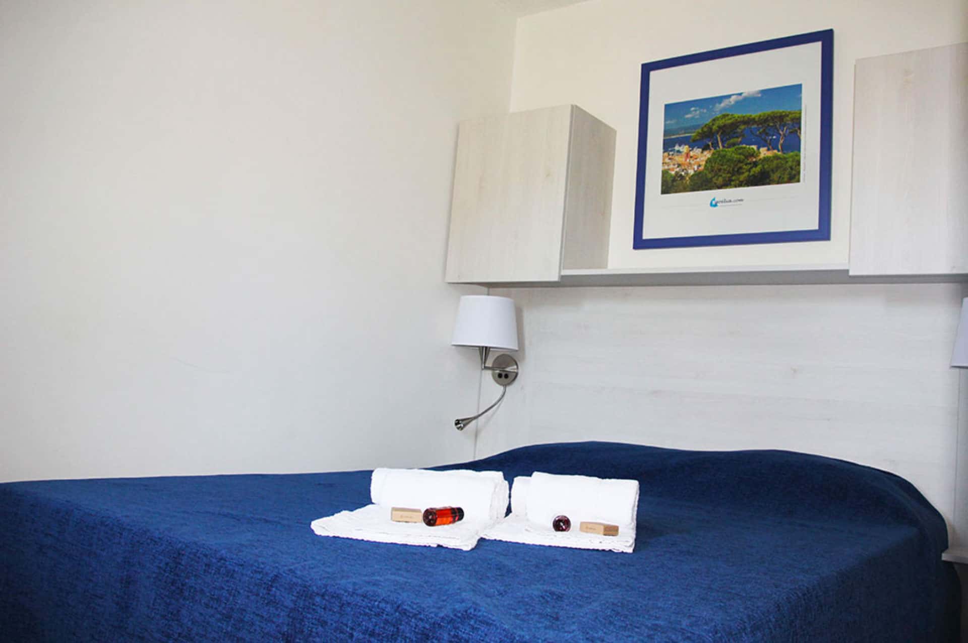 Room with double bed of an apartment of the holiday residence Goélia Le Domaine de la Pinède au Lavandou Room with double bed of an apartment of the holiday residence Goélia Le Domaine de la Pinède au Lavandou