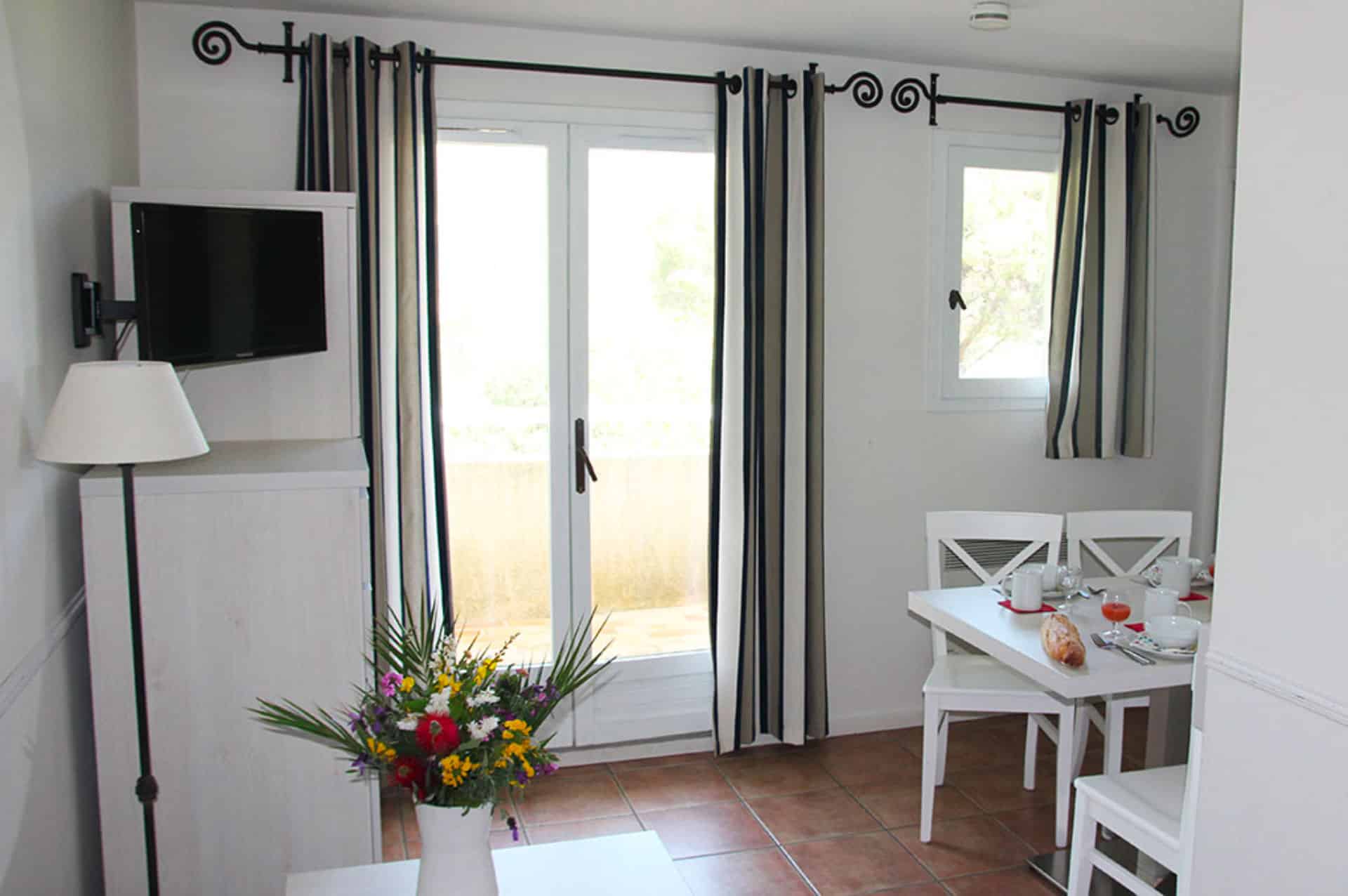 Example of living room of an apartment of the holiday residence Goélia Le Domaine de la Pinède au Lavandou Example of living room of an apartment of the holiday residence Goélia Le Domaine de la Pinède au Lavandou