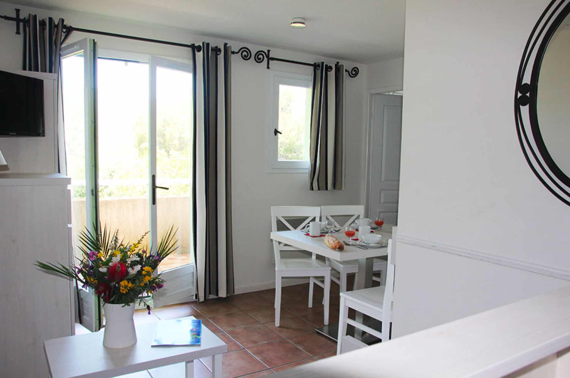 Example of living room of an apartment of the holiday residence Goélia Le Domaine de la Pinède au Lavandou Example of living room of an apartment of the holiday residence Goélia Le Domaine de la Pinède au Lavandou