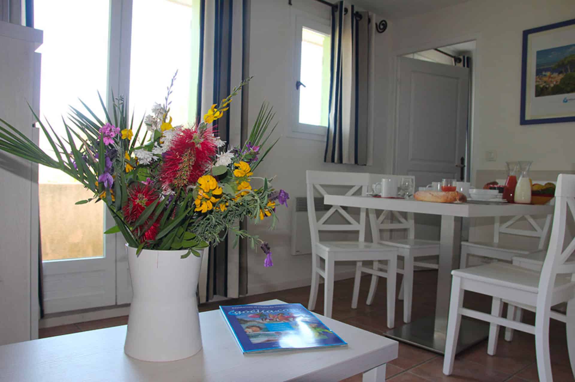 Example of living room of an apartment of the holiday residence Goélia Le Domaine de la Pinède au Lavandou Example of living room of an apartment of the holiday residence Goélia Le Domaine de la Pinède au Lavandou