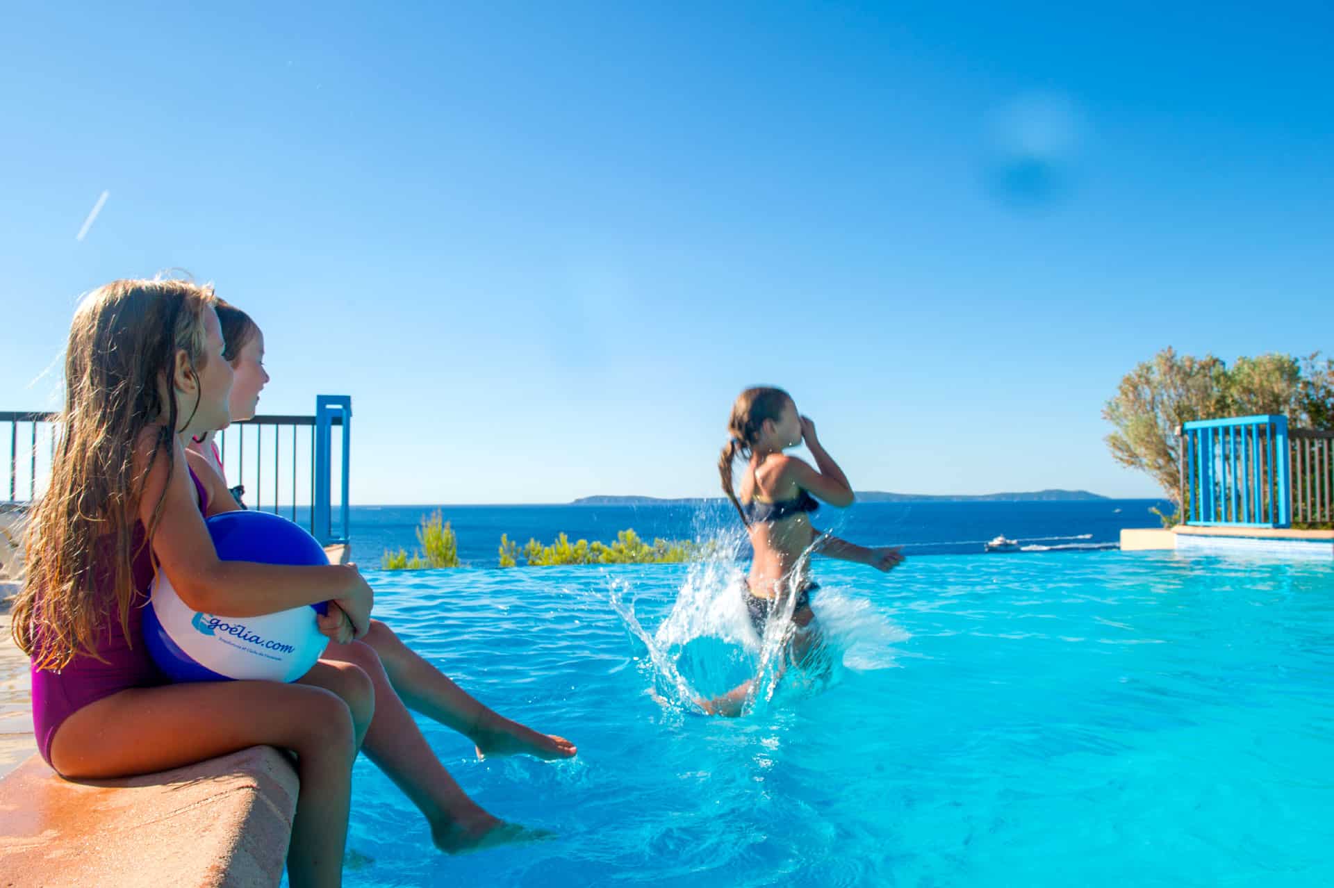 Outdoor heated infinity swimming pool at the Goélia Le Domaine de la Pinède in Lavandou Outdoor heated infinity swimming pool at the Goélia Le Domaine de la Pinède in Lavandou