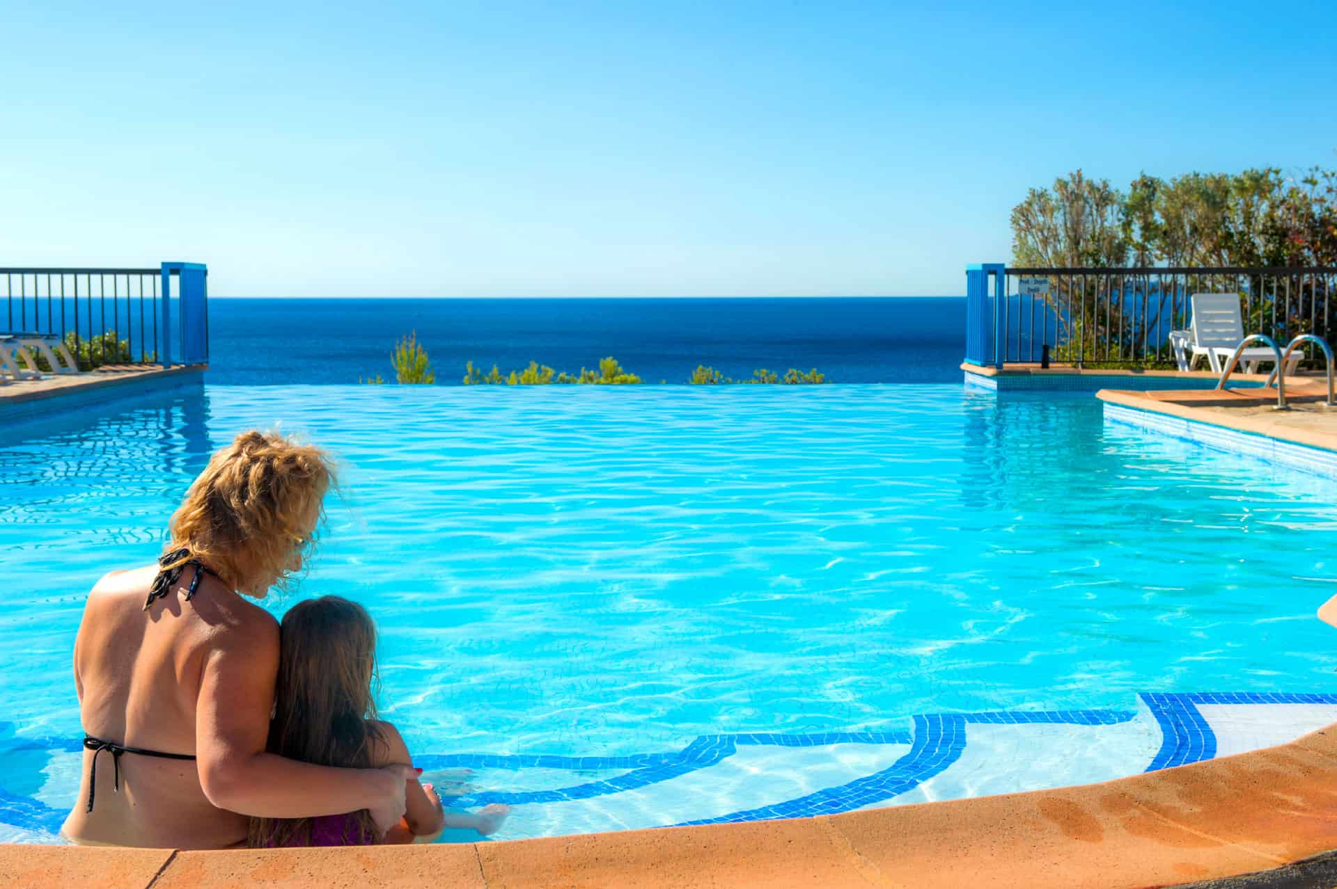 Piscine extérieure chauffée à débordement de la résidence de vacances Goélia Le Domaine de la Pinède au Lavandou Piscine extérieure chauffée à débordement de la résidence de vacances Goélia Le Domaine de la Pinède au Lavandou