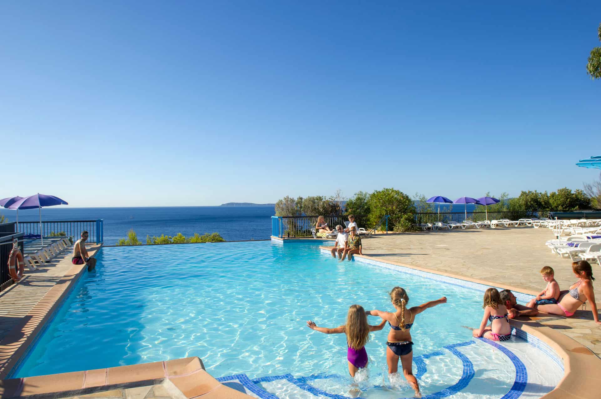 Outdoor heated infinity swimming pool at the Goélia Le Domaine de la Pinède in Lavandou Outdoor heated infinity swimming pool at the Goélia Le Domaine de la Pinède in Lavandou
