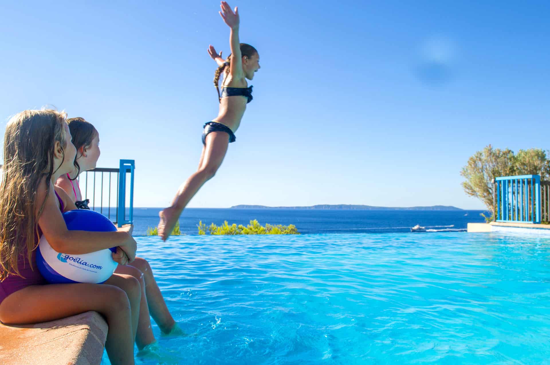 Outdoor heated infinity swimming pool at the Goélia Le Domaine de la Pinède in Lavandou Outdoor heated infinity swimming pool at the Goélia Le Domaine de la Pinède in Lavandou