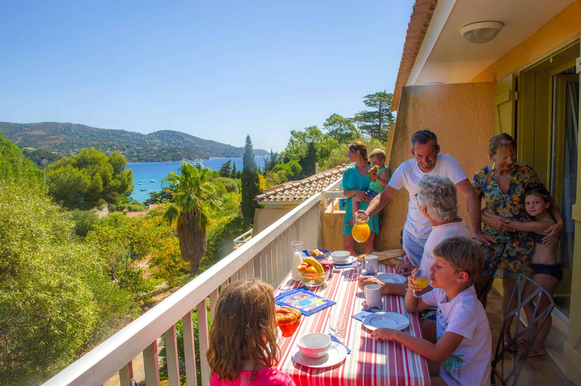 Balcony of an apartment with sea view from the holiday residence Goélia Le Domaine de la Pinède au Lavandou Balcony of an apartment with sea view from the holiday residence Goélia Le Domaine de la Pinède au Lavandou