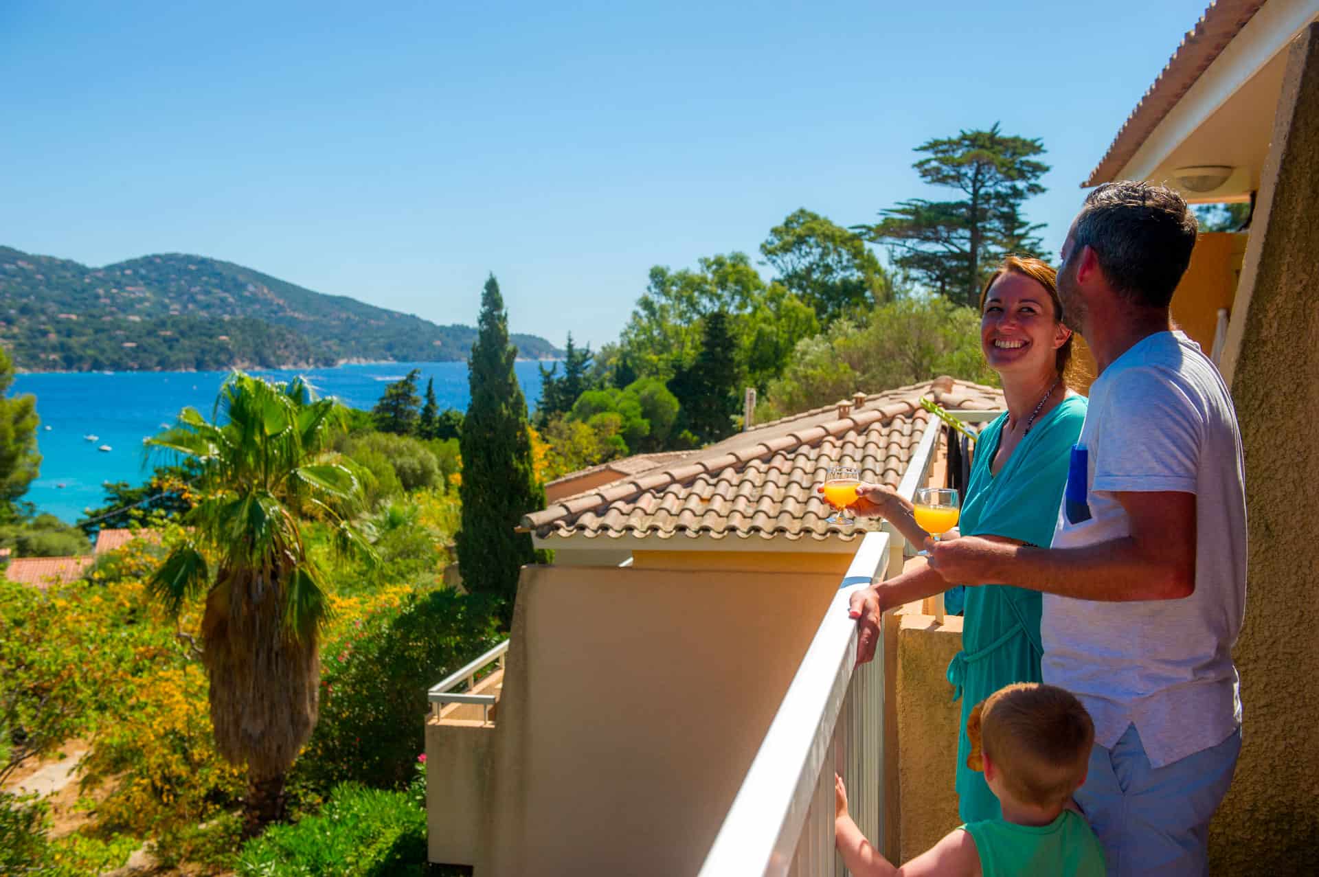 Balcony of an apartment with sea view from the holiday residence Goélia Le Domaine de la Pinède au Lavandou Balcony of an apartment with sea view from the holiday residence Goélia Le Domaine de la Pinède au Lavandou