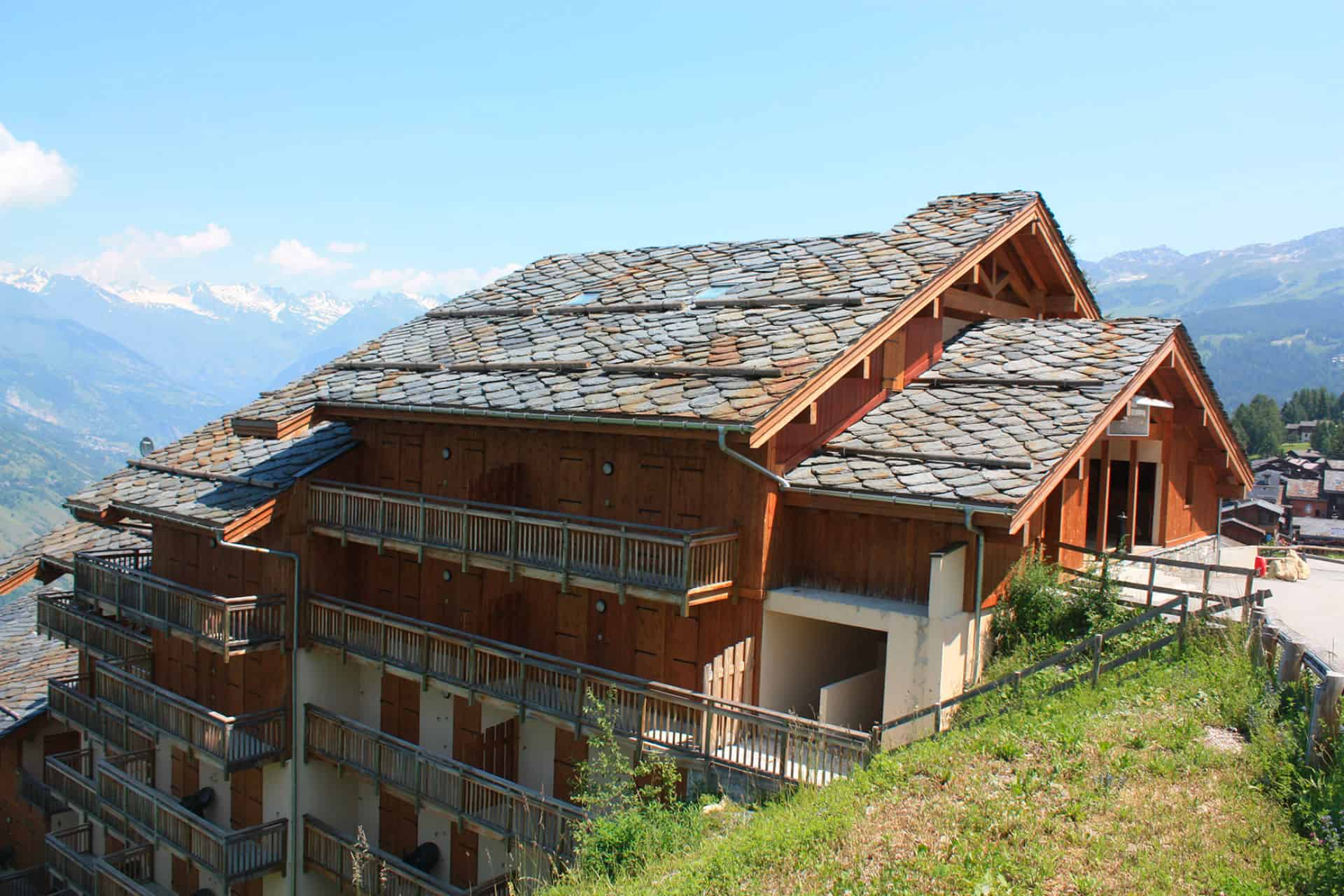 Vue extérieure de la résidence de vacances Les Chalets de Wengen à Montchavin-la-Plagne, dans les Alpes du Nord Vue extérieure de la résidence de vacances Les Chalets de Wengen à Montchavin-la-Plagne, dans les Alpes du Nord