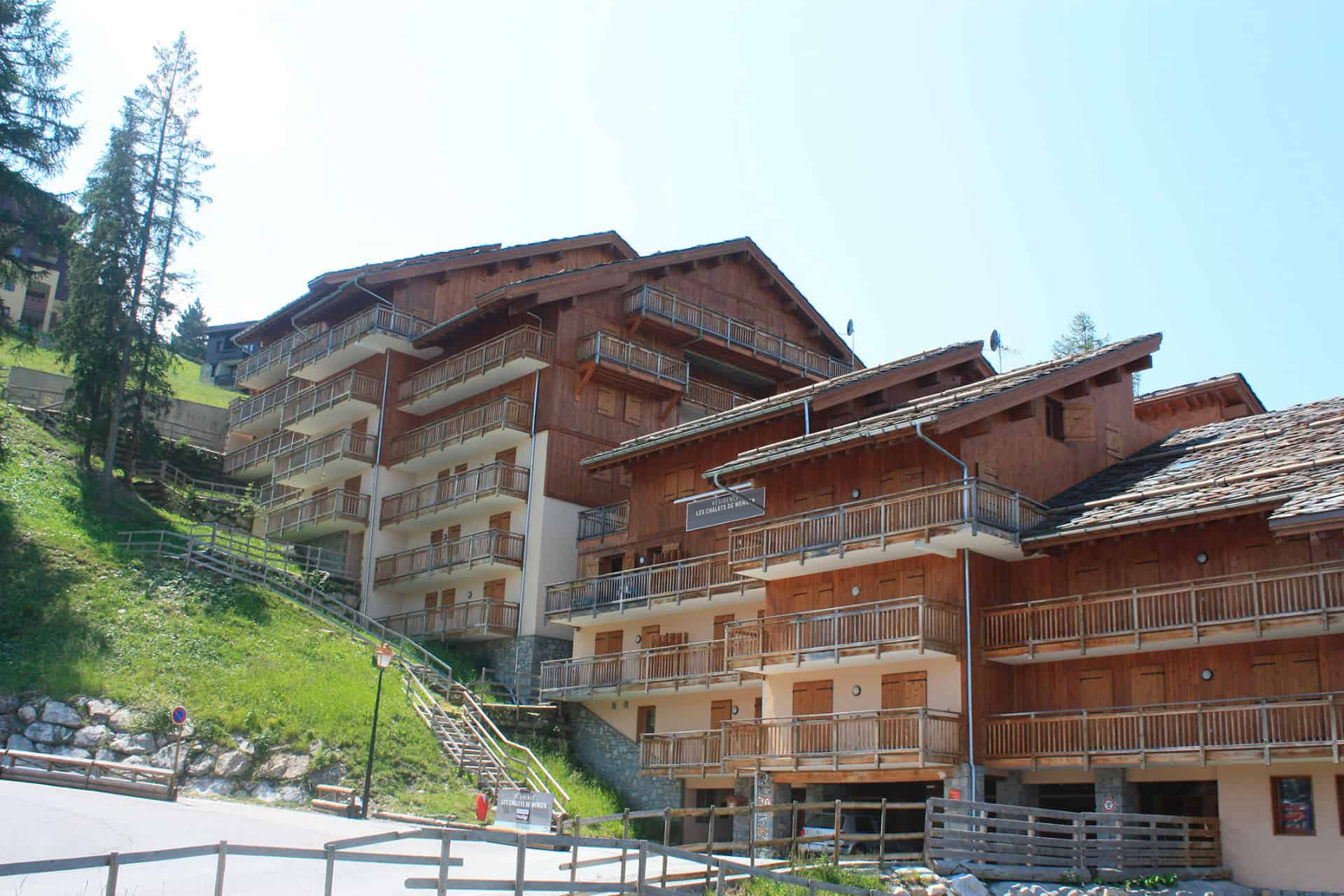 Vue extérieure de la résidence de vacances Les Chalets de Wengen à Montchavin-la-Plagne, dans les Alpes du Nord Vue extérieure de la résidence de vacances Les Chalets de Wengen à Montchavin-la-Plagne, dans les Alpes du Nord