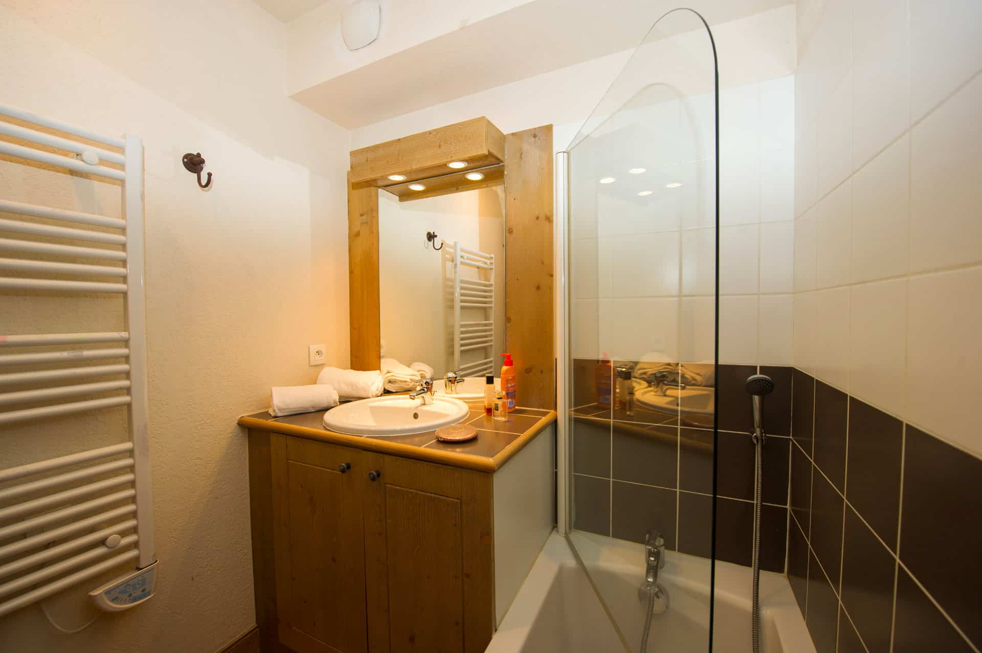 Exemple de salle de bain de la résidence de vacances Les Chalets de Wengen à Montchavin-la-Plagne, dans les Alpes du Nord Exemple de salle de bain de la résidence de vacances Les Chalets de Wengen à Montchavin-la-Plagne, dans les Alpes du Nord