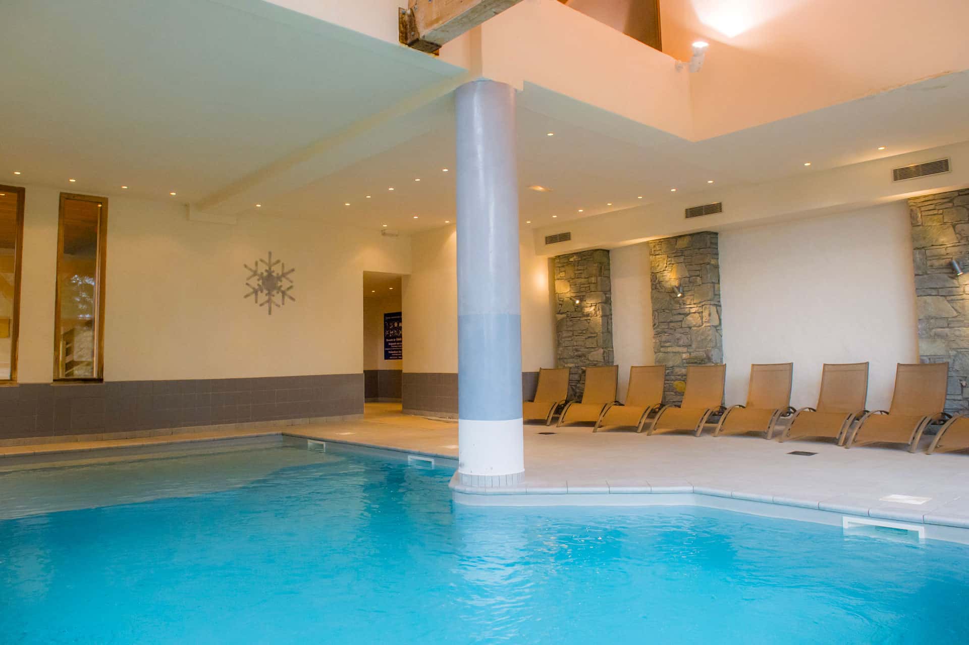 Piscine intérieure chauffée de la résidence de vacances Les Chalets de Wengen à Montchavin-la-Plagne, dans les Alpes du Nord Piscine intérieure chauffée de la résidence de vacances Les Chalets de Wengen à Montchavin-la-Plagne, dans les Alpes du Nord