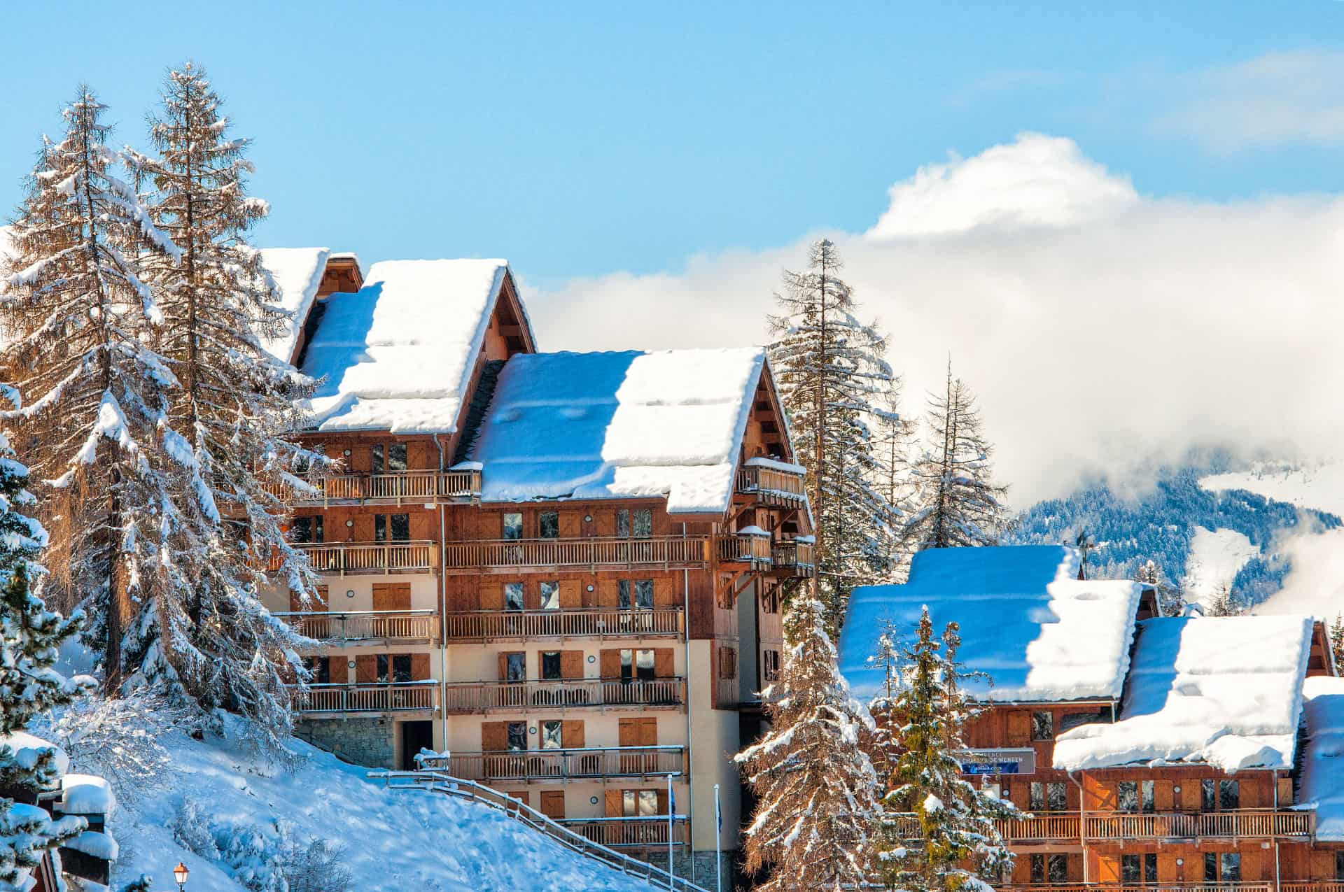 Vue extérieure de la résidence de vacances Les Chalets de Wengen à Montchavin-la-Plagne, dans les Alpes du Nord Vue extérieure de la résidence de vacances Les Chalets de Wengen à Montchavin-la-Plagne, dans les Alpes du Nord