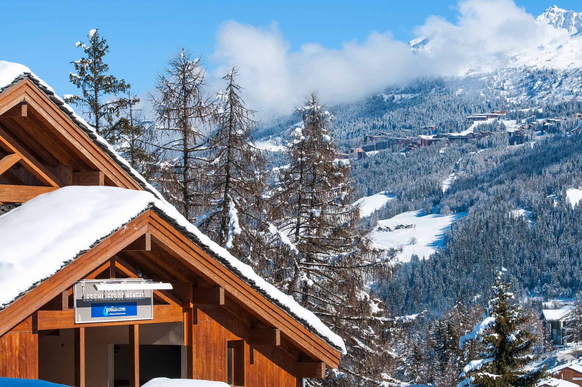 Vue extérieure de la résidence de vacances Les Chalets de Wengen à Montchavin-la-Plagne, dans les Alpes du Nord Vue extérieure de la résidence de vacances Les Chalets de Wengen à Montchavin-la-Plagne, dans les Alpes du Nord