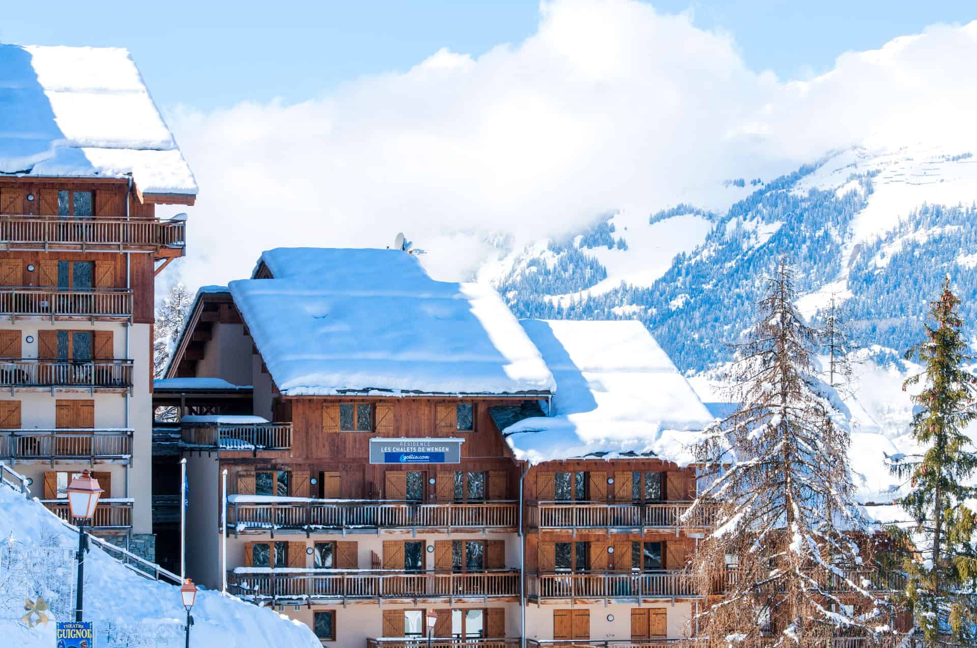 Vue extérieure de la résidence de vacances Les Chalets de Wengen à Montchavin-la-Plagne, dans les Alpes du Nord Vue extérieure de la résidence de vacances Les Chalets de Wengen à Montchavin-la-Plagne, dans les Alpes du Nord