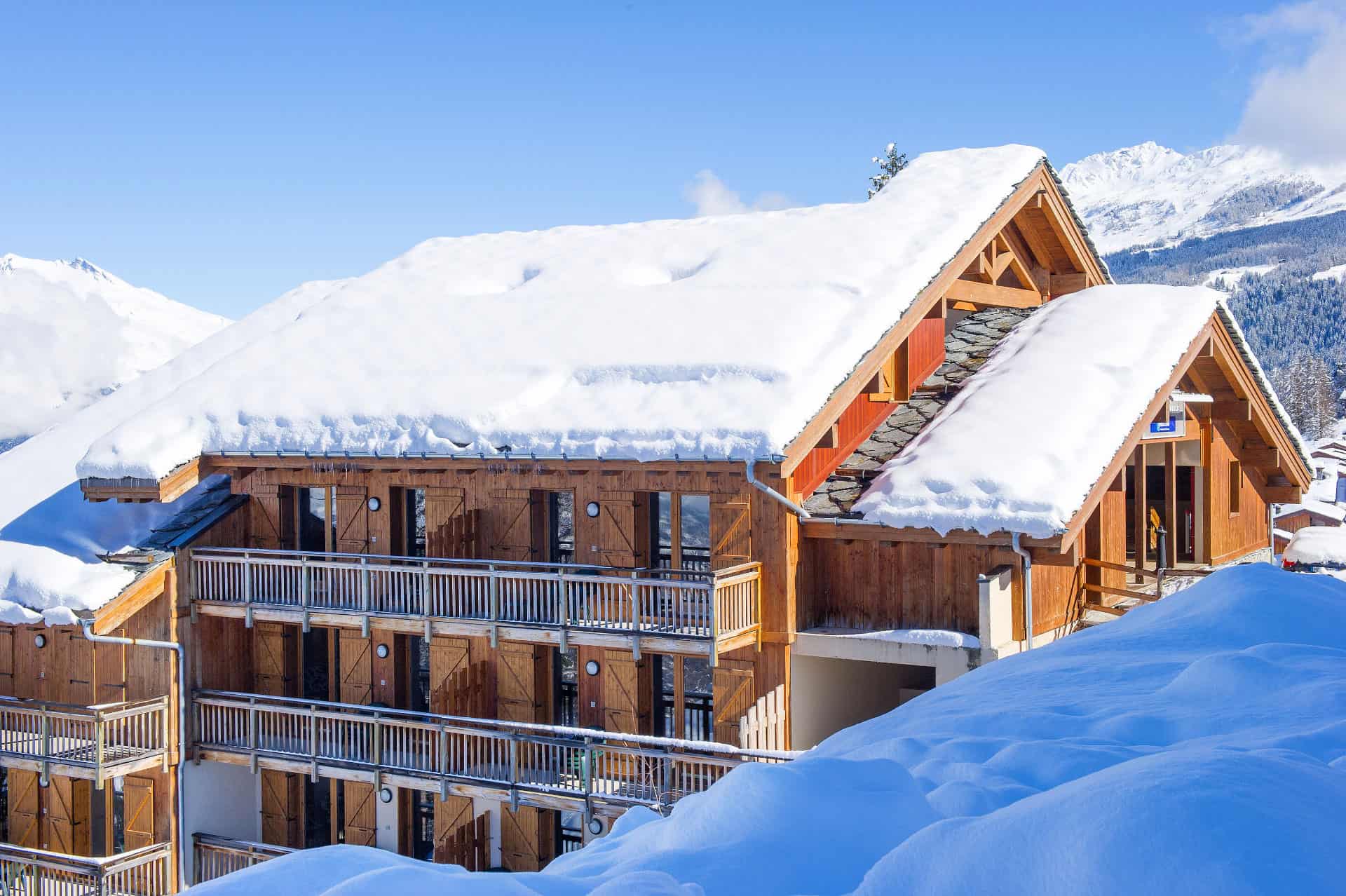 Vue extérieure de la résidence de vacances Les Chalets de Wengen à Montchavin-la-Plagne, dans les Alpes du Nord Vue extérieure de la résidence de vacances Les Chalets de Wengen à Montchavin-la-Plagne, dans les Alpes du Nord