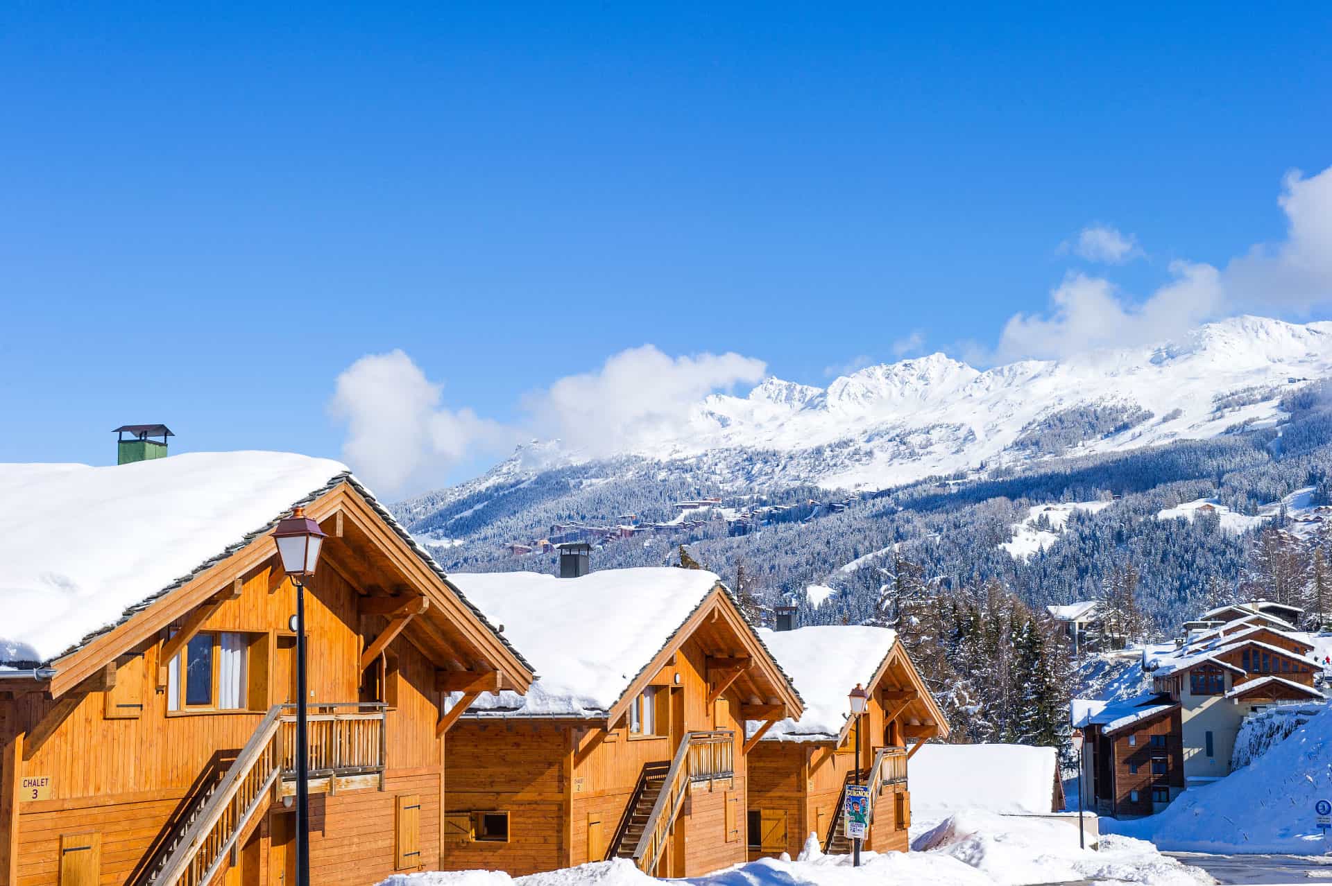 Vue extérieure de la résidence de vacances Les Chalets de Wengen à Montchavin-la-Plagne, dans les Alpes du Nord Vue extérieure de la résidence de vacances Les Chalets de Wengen à Montchavin-la-Plagne, dans les Alpes du Nord