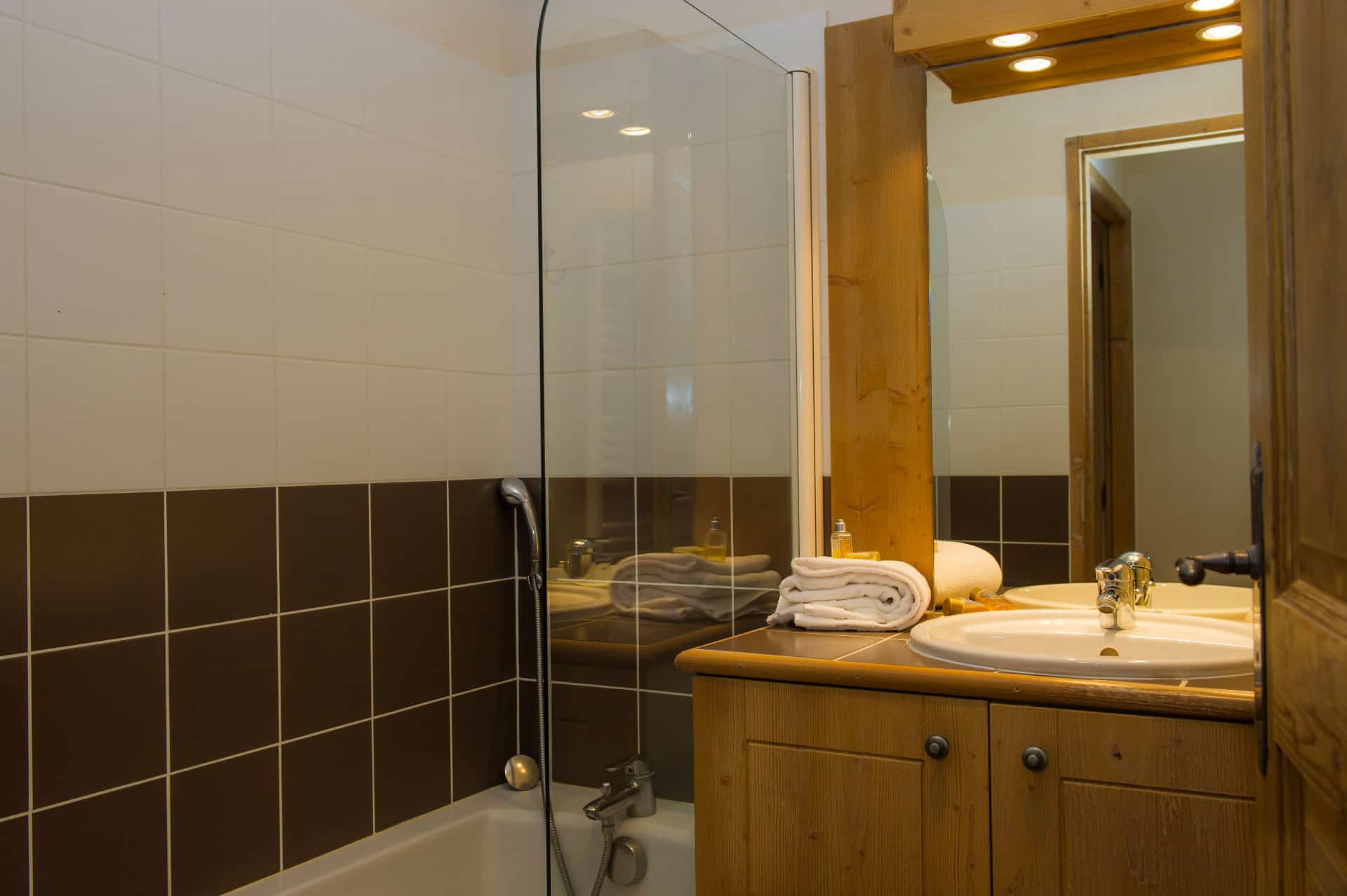 Exemple de salle de bain de la résidence de vacances Les Chalets de Wengen à Montchavin-la-Plagne, dans les Alpes du Nord Exemple de salle de bain de la résidence de vacances Les Chalets de Wengen à Montchavin-la-Plagne, dans les Alpes du Nord