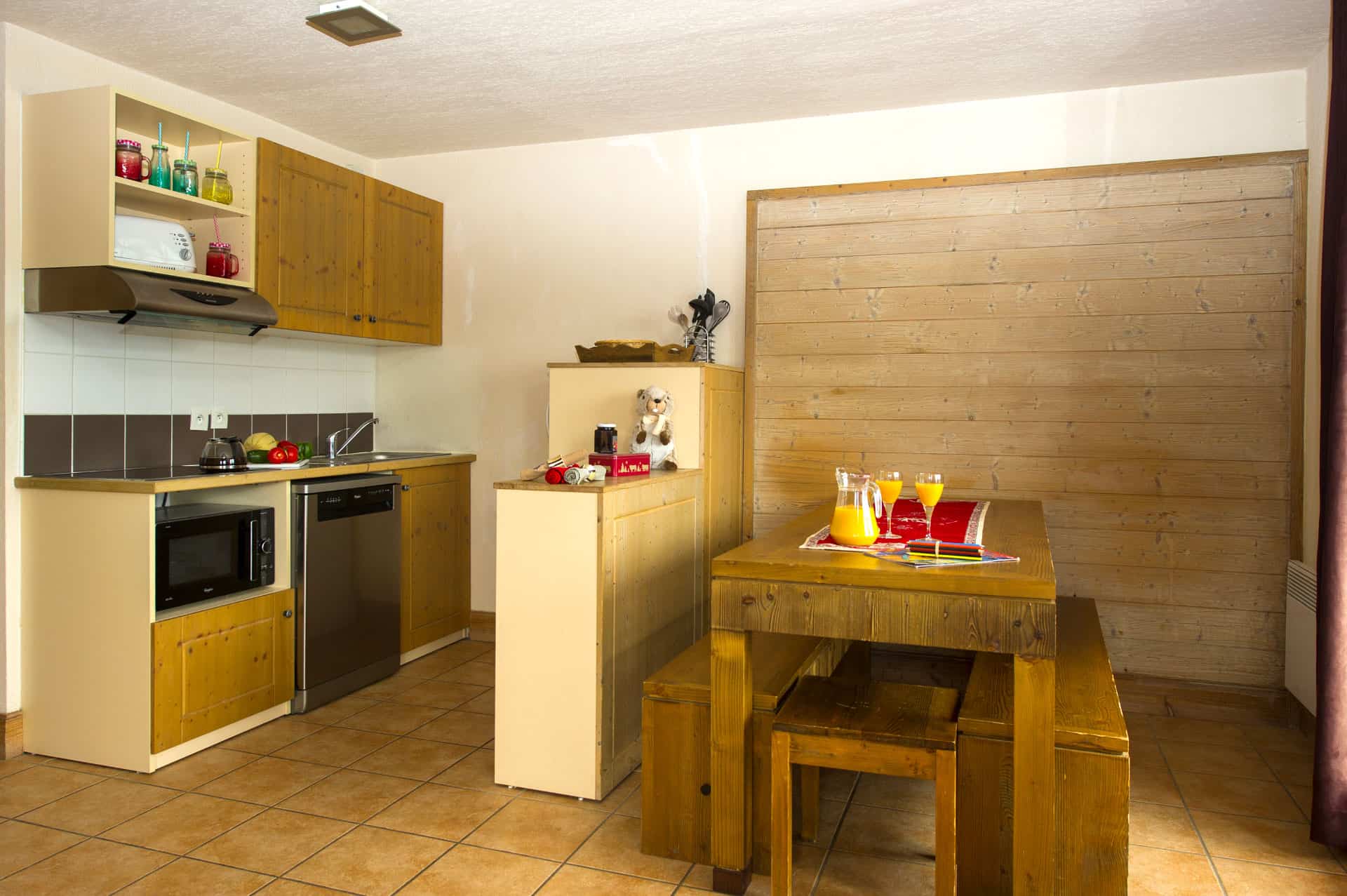 Exemple de cuisine de la résidence de vacances Les Chalets de Wengen à Montchavin-la-Plagne, dans les Alpes du Nord Exemple de cuisine de la résidence de vacances Les Chalets de Wengen à Montchavin-la-Plagne, dans les Alpes du Nord