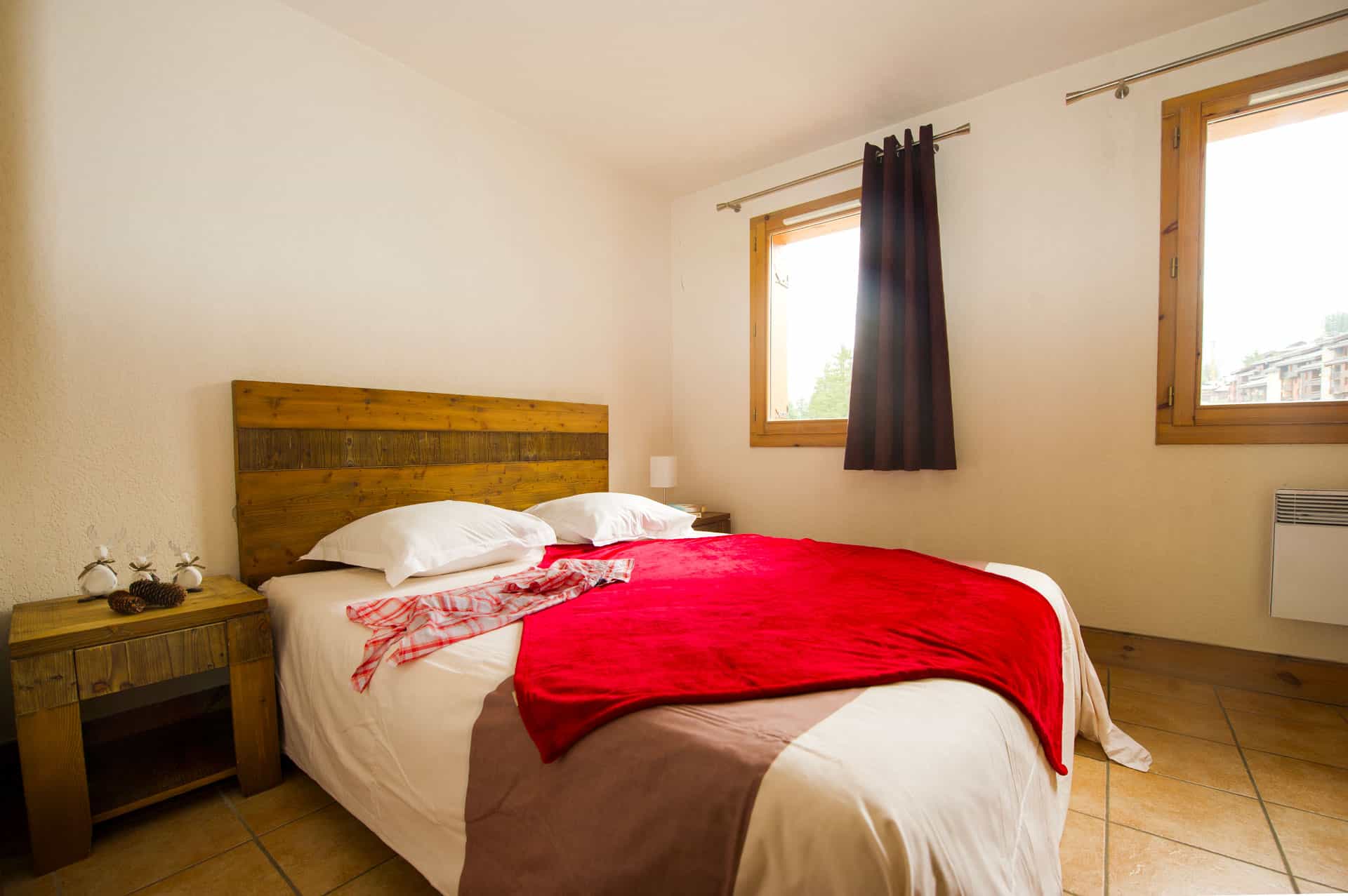 Exemple de chambre double de la résidence de vacances Les Chalets de Wengen à Montchavin-la-Plagne, dans les Alpes du Nord Exemple de chambre double de la résidence de vacances Les Chalets de Wengen à Montchavin-la-Plagne, dans les Alpes du Nord
