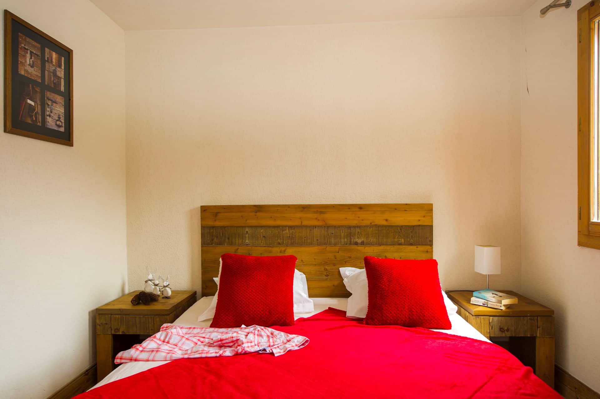 Exemple de chambre double de la résidence de vacances Les Chalets de Wengen à Montchavin-la-Plagne, dans les Alpes du Nord Exemple de chambre double de la résidence de vacances Les Chalets de Wengen à Montchavin-la-Plagne, dans les Alpes du Nord