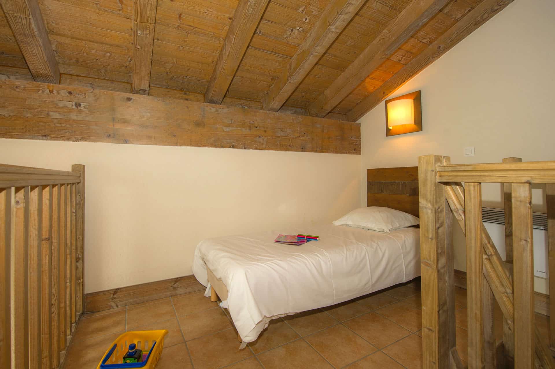 Exemple de chambre en mezzanine de la résidence de vacances Les Chalets de Wengen à Montchavin-la-Plagne, dans les Alpes du Nord Exemple de chambre en mezzanine de la résidence de vacances Les Chalets de Wengen à Montchavin-la-Plagne, dans les Alpes du Nord