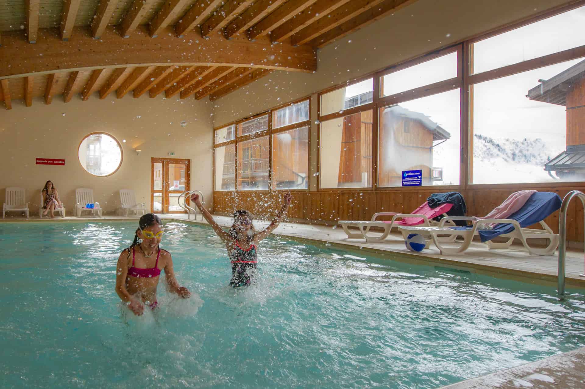 Piscine intérieure chauffée de la résidence Goélia Les 4 Vallées à St François Longchamp Piscine intérieure chauffée de la résidence Goélia Les 4 Vallées à St François Longchamp