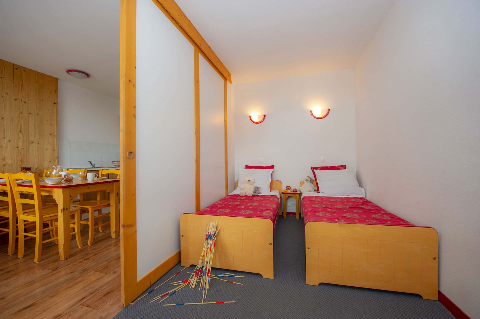 Exemple de chambre avec deux lits simples dans un logement de la résidence Goélia Les 4 Vallées à St François Longchamp Exemple de chambre avec deux lits simples dans un logement de la résidence Goélia Les 4 Vallées à St François Longchamp