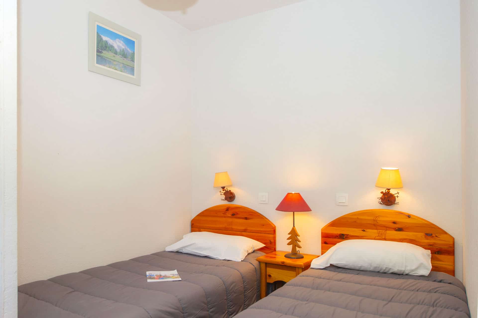 Example of a twin room in the Le Blanchot holiday residence in Pralognan-la-Vanoise, in the Northern Alps Example of a twin room in the Le Blanchot holiday residence in Pralognan-la-Vanoise, in the Northern Alps