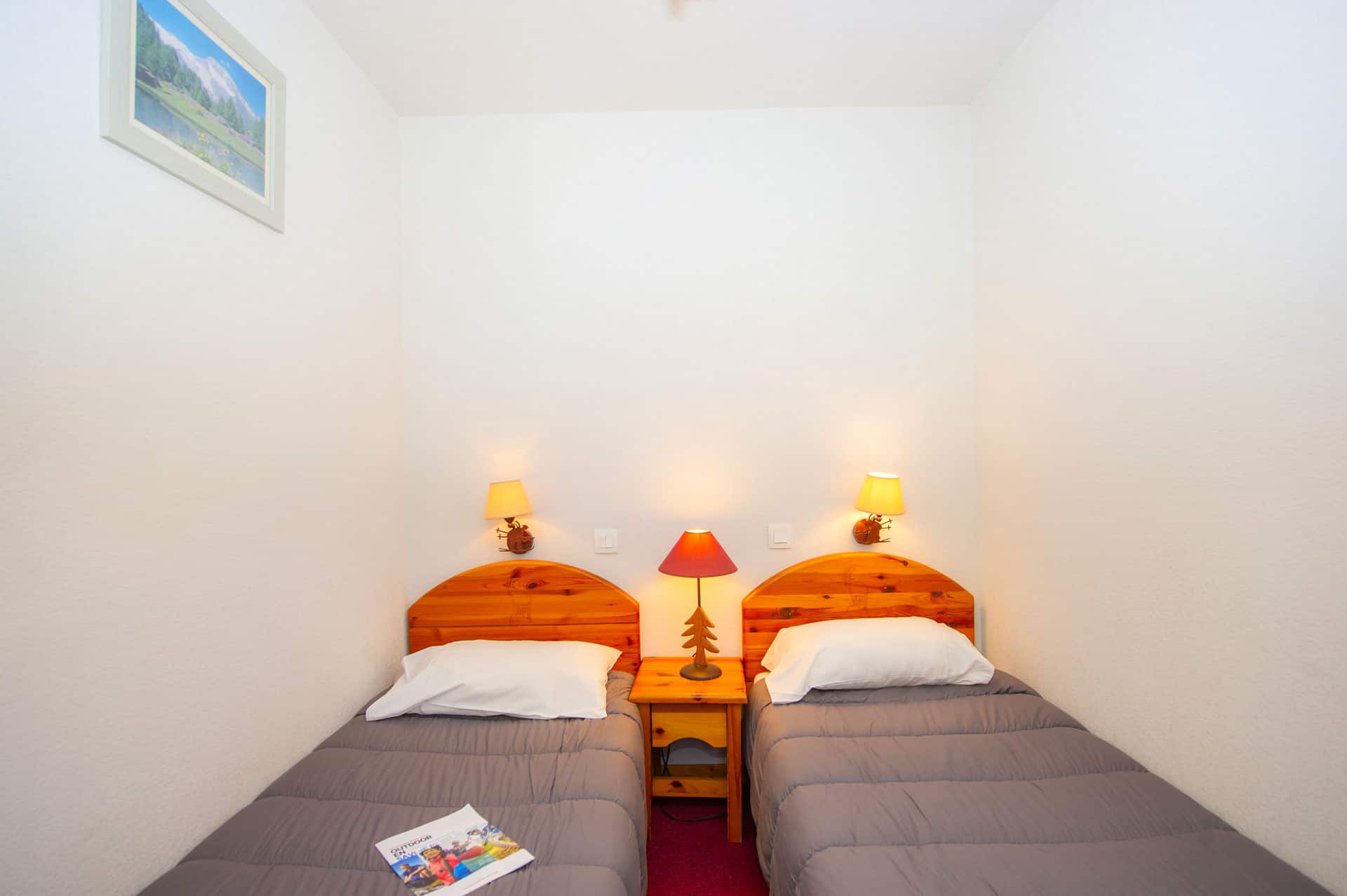 Example of a twin room in the Le Blanchot holiday residence in Pralognan-la-Vanoise, in the Northern Alps Example of a twin room in the Le Blanchot holiday residence in Pralognan-la-Vanoise, in the Northern Alps