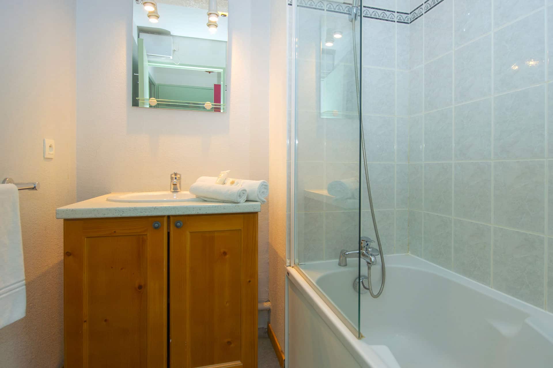 Example of a bathroom in the Le Blanchot holiday residence in Pralognan-la-Vanoise, in the Northern Alps Example of a bathroom in the Le Blanchot holiday residence in Pralognan-la-Vanoise, in the Northern Alps