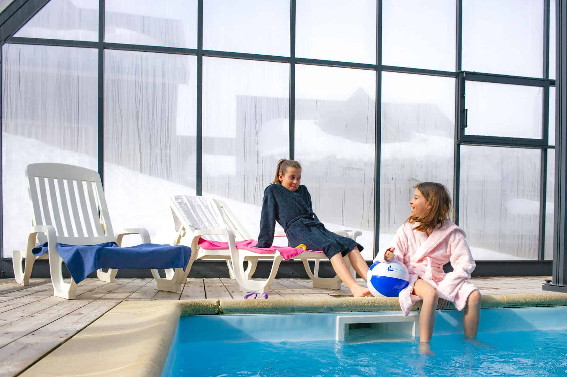 Piscine intérieure chauffée de la résidence de vacances Goélia Le Village Gaulois à St François Longchamp Piscine intérieure chauffée de la résidence de vacances Goélia Le Village Gaulois à St François Longchamp