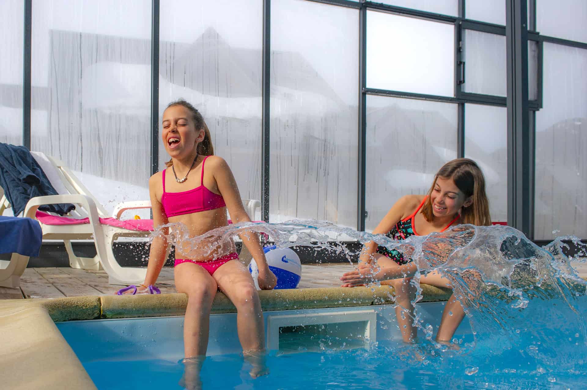 Piscine intérieure chauffée de la résidence de vacances Goélia Le Village Gaulois à St François Longchamp Piscine intérieure chauffée de la résidence de vacances Goélia Le Village Gaulois à St François Longchamp